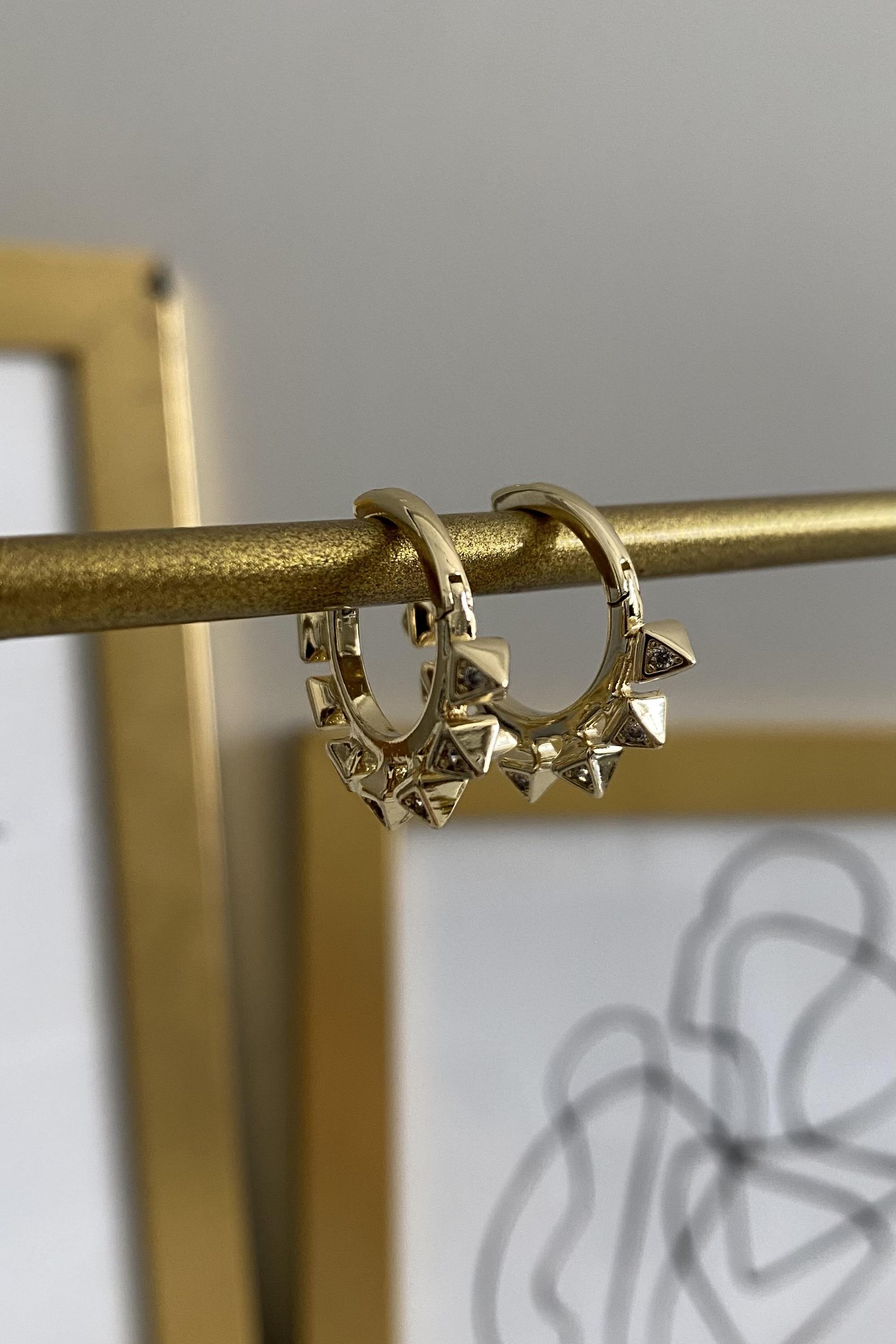 PRİZMA OKLU HALKA KÜPE 2 CM