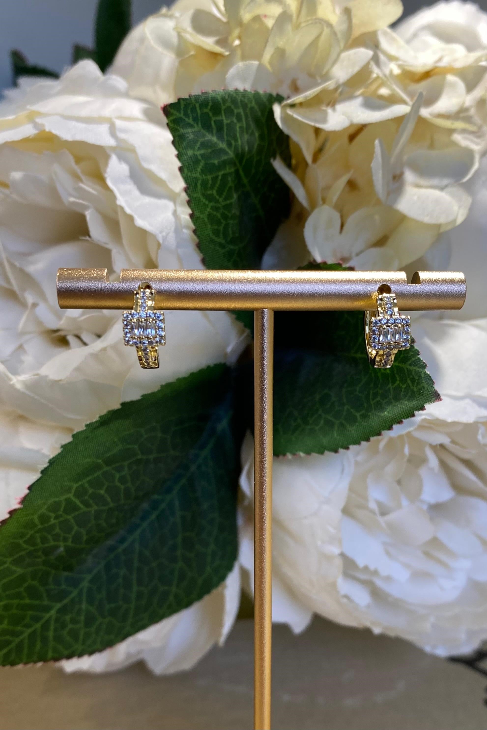 ETRAFI BAGET TAŞLI MİNİMAL KÜPE