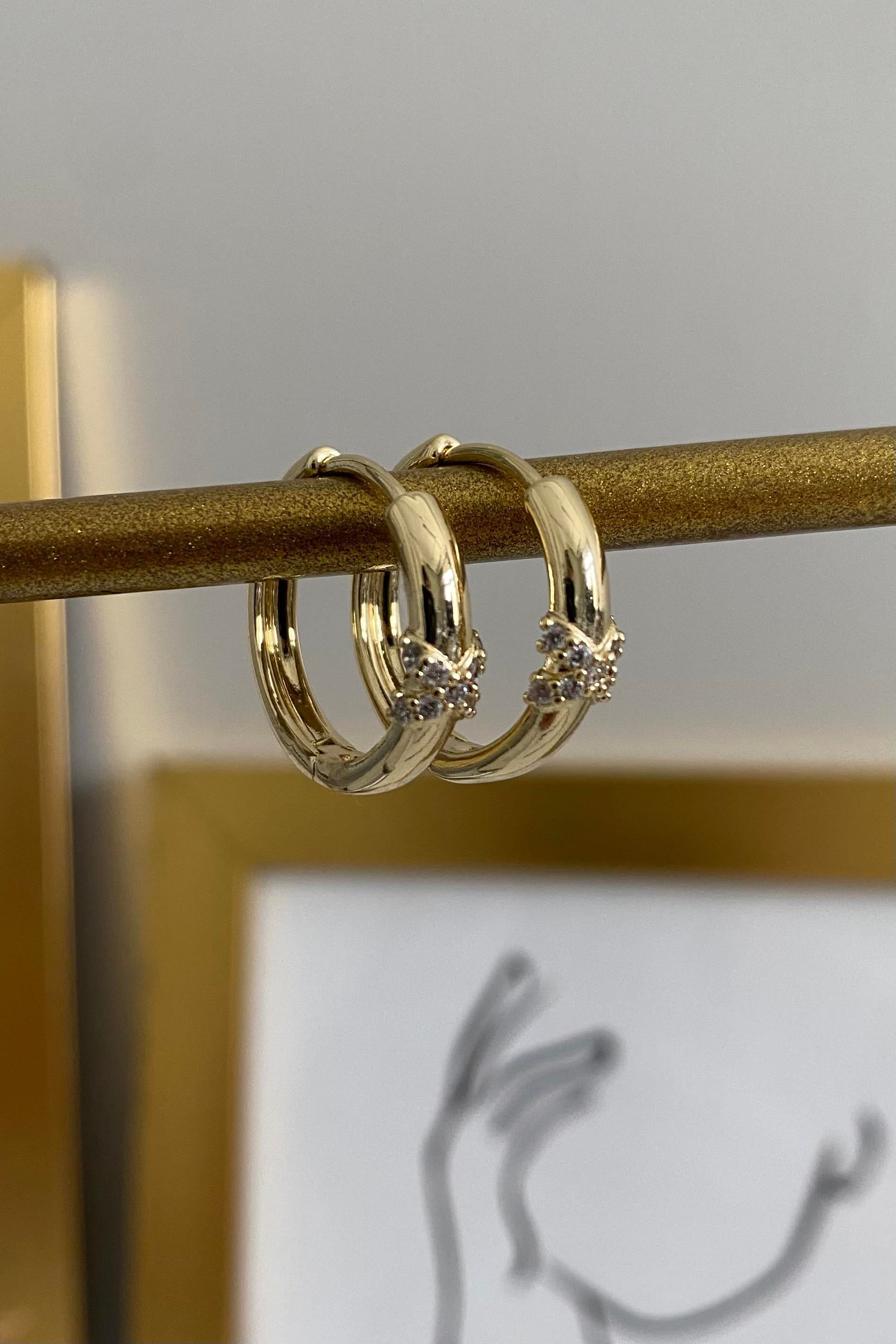 X TAŞLI HALKA KÜPE 1.5 CM