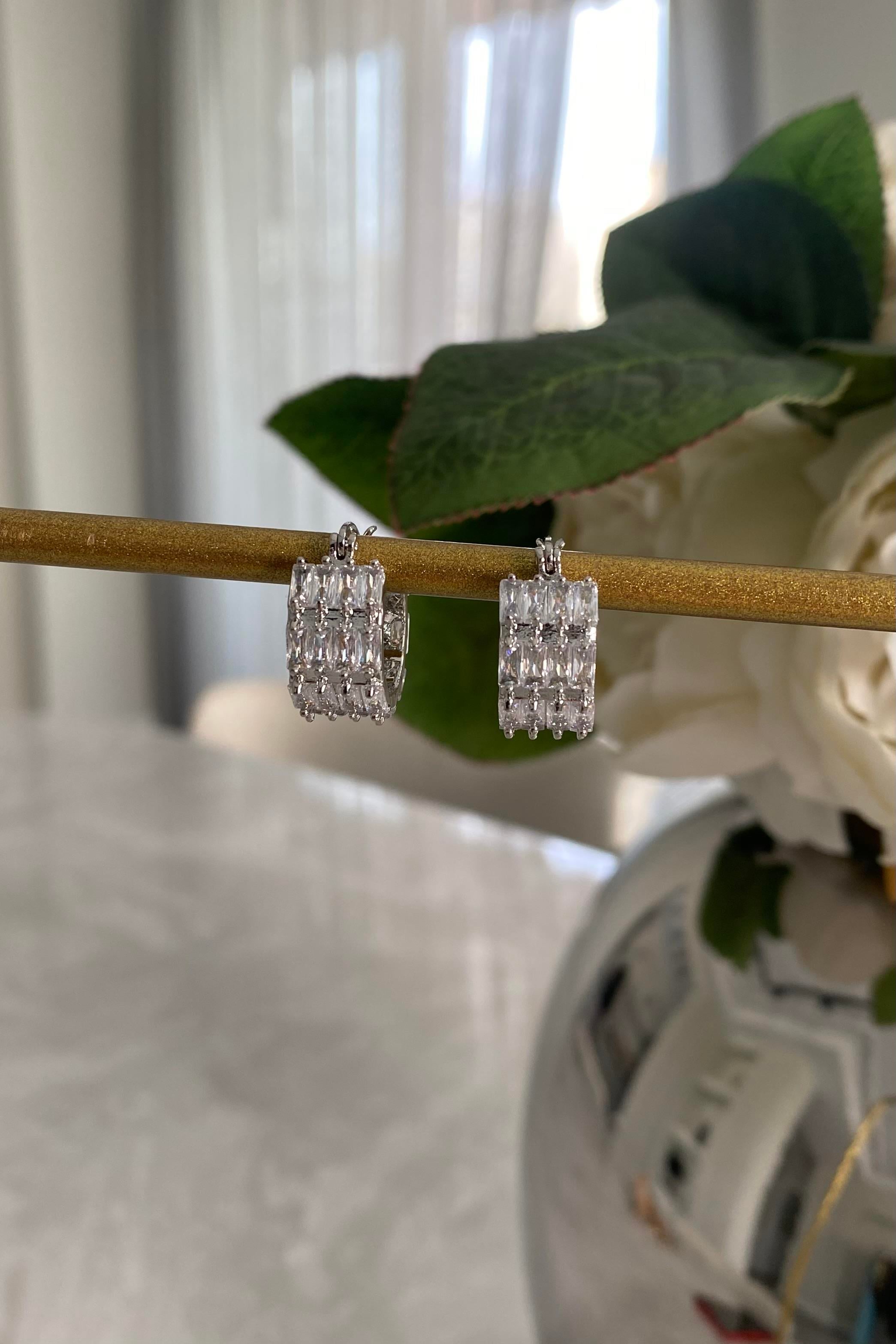 FULL TAŞLI HALKA KÜPE