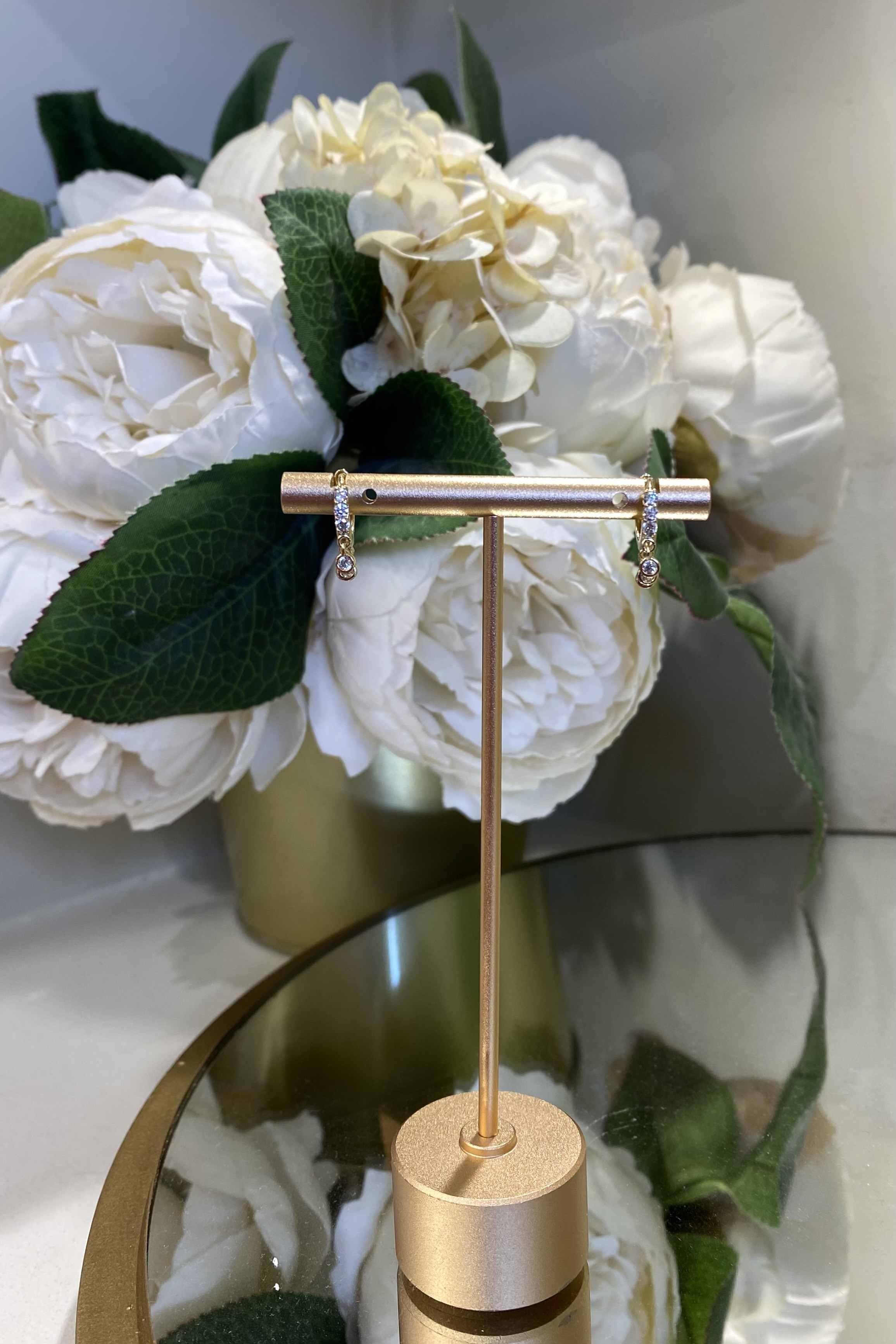 TAŞ UZANTILI MİNİMAL HALKA KÜPE