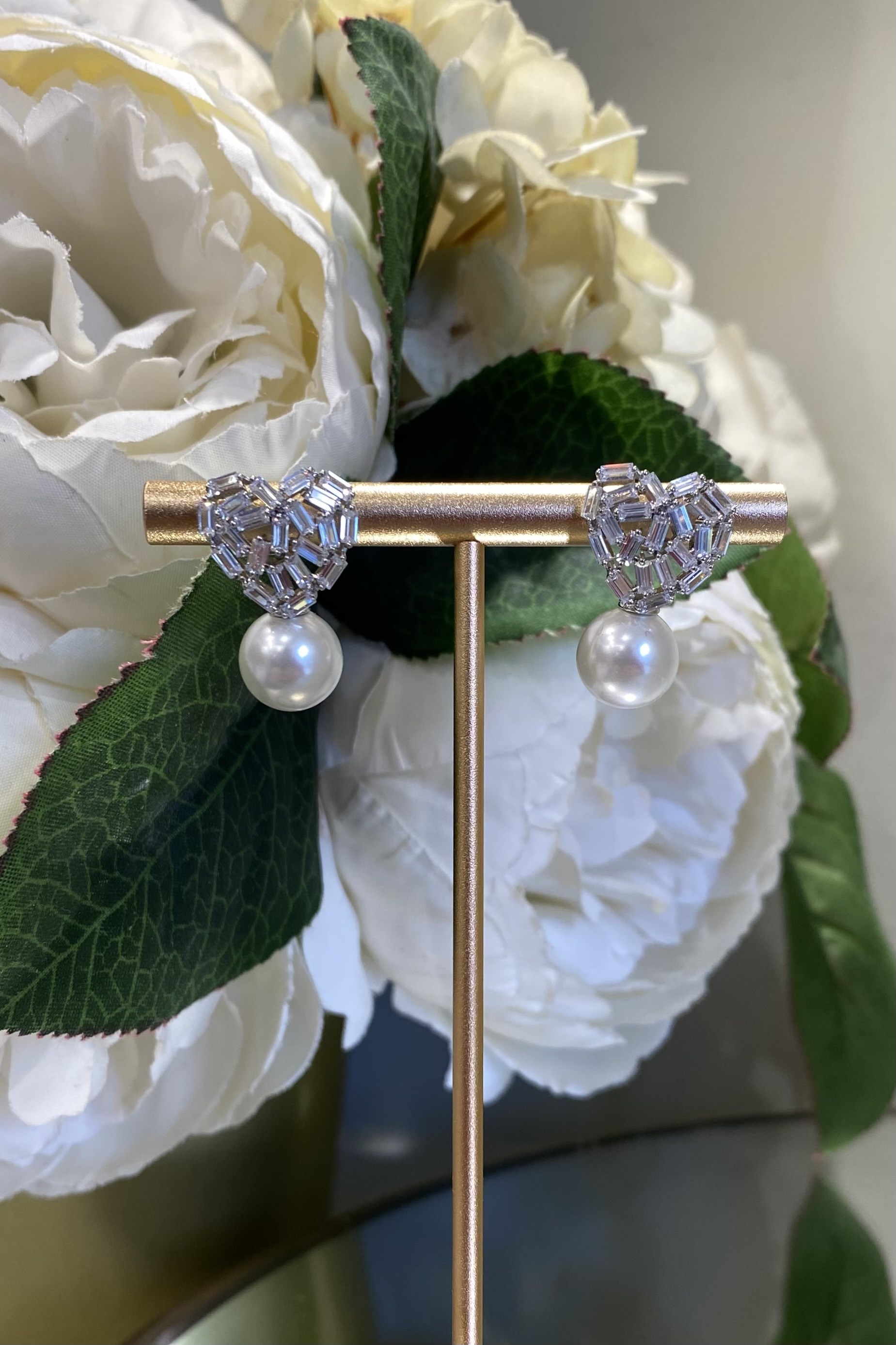 YUVARLAK İNCİ UÇLU BAGET KALP KÜPE