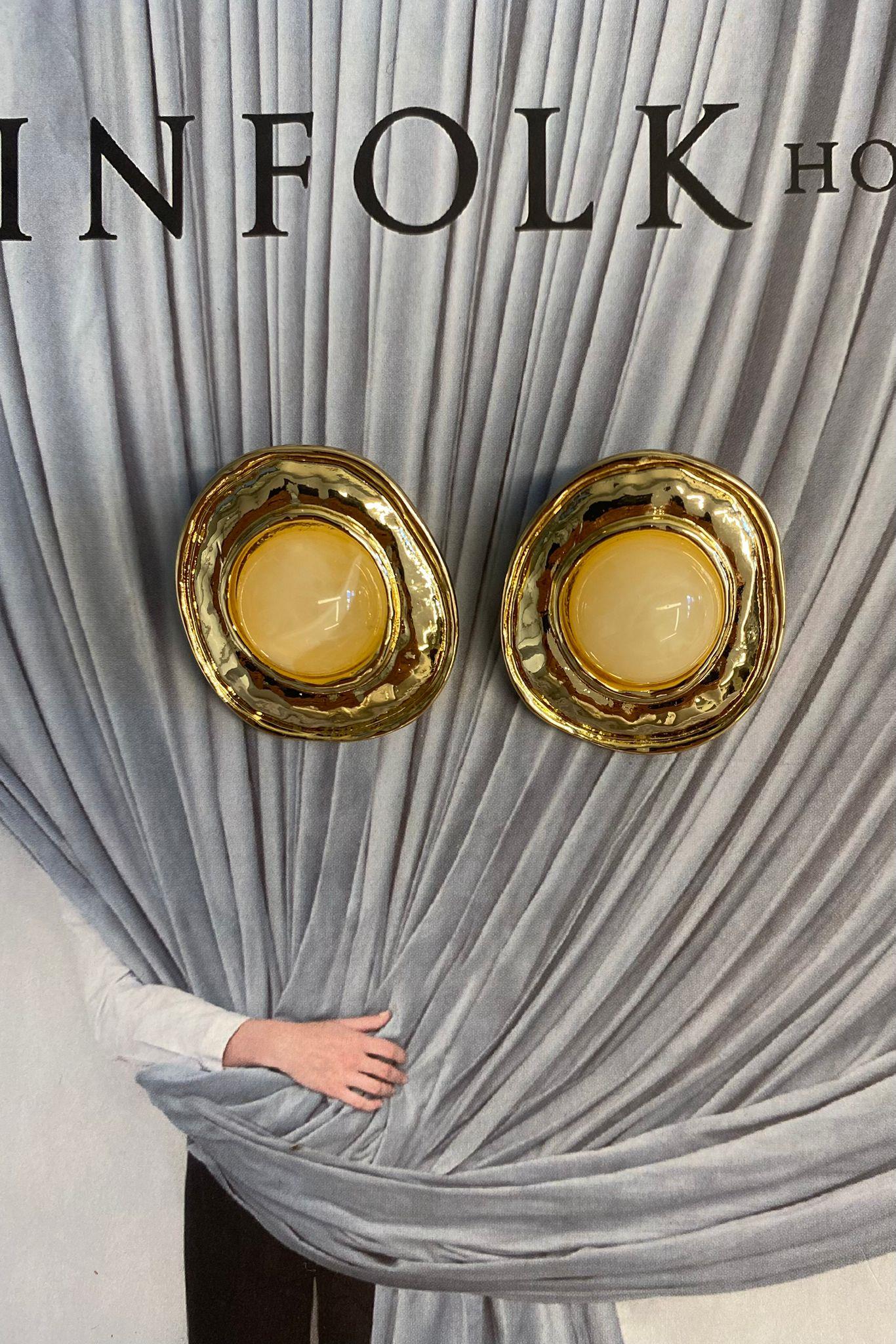 ORTASI SEDEF TAŞLI EZME PLAKA KÜPE