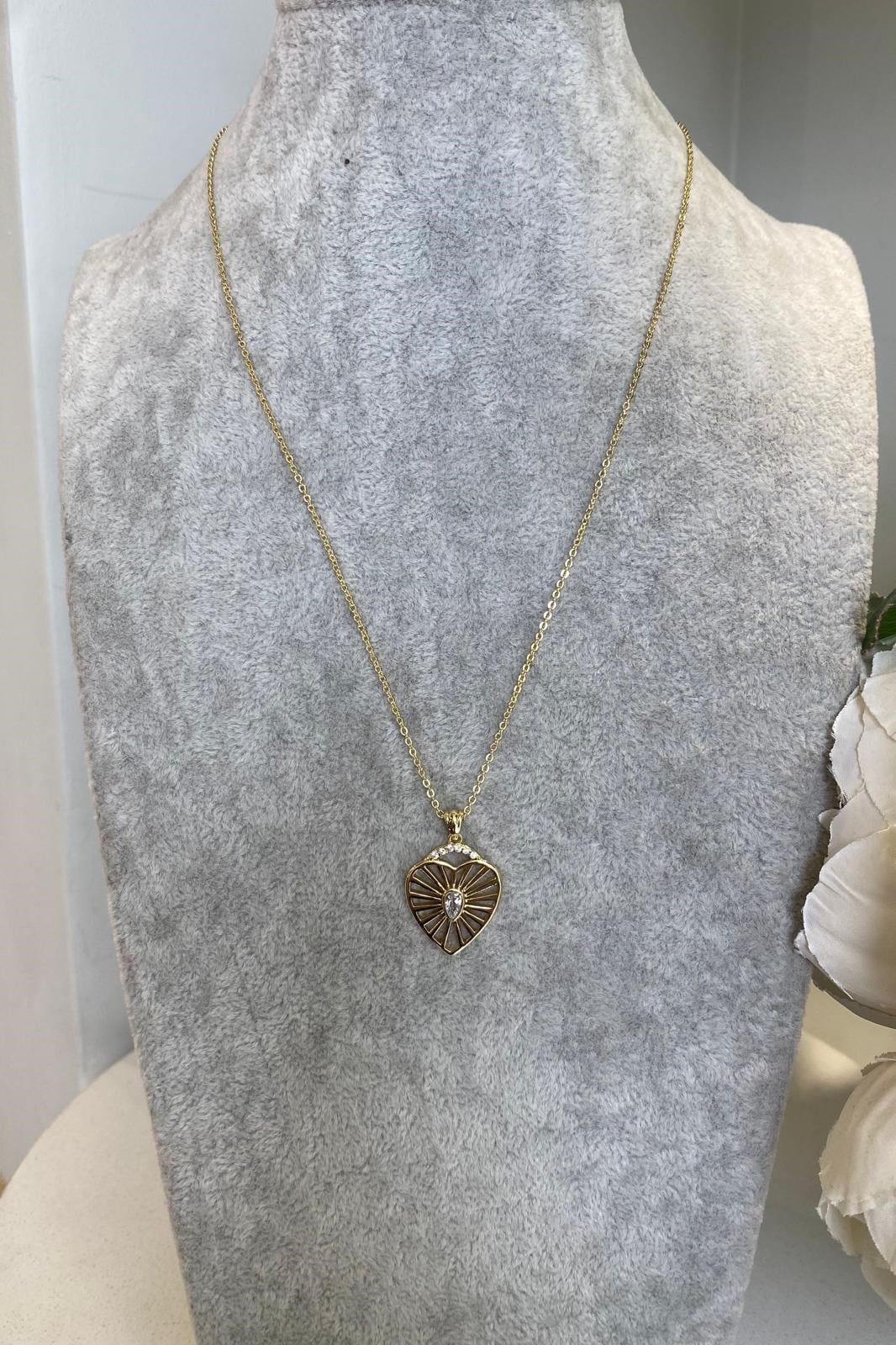 DAMLA TAŞ DETAYLI ŞERİT KALP KOLYE