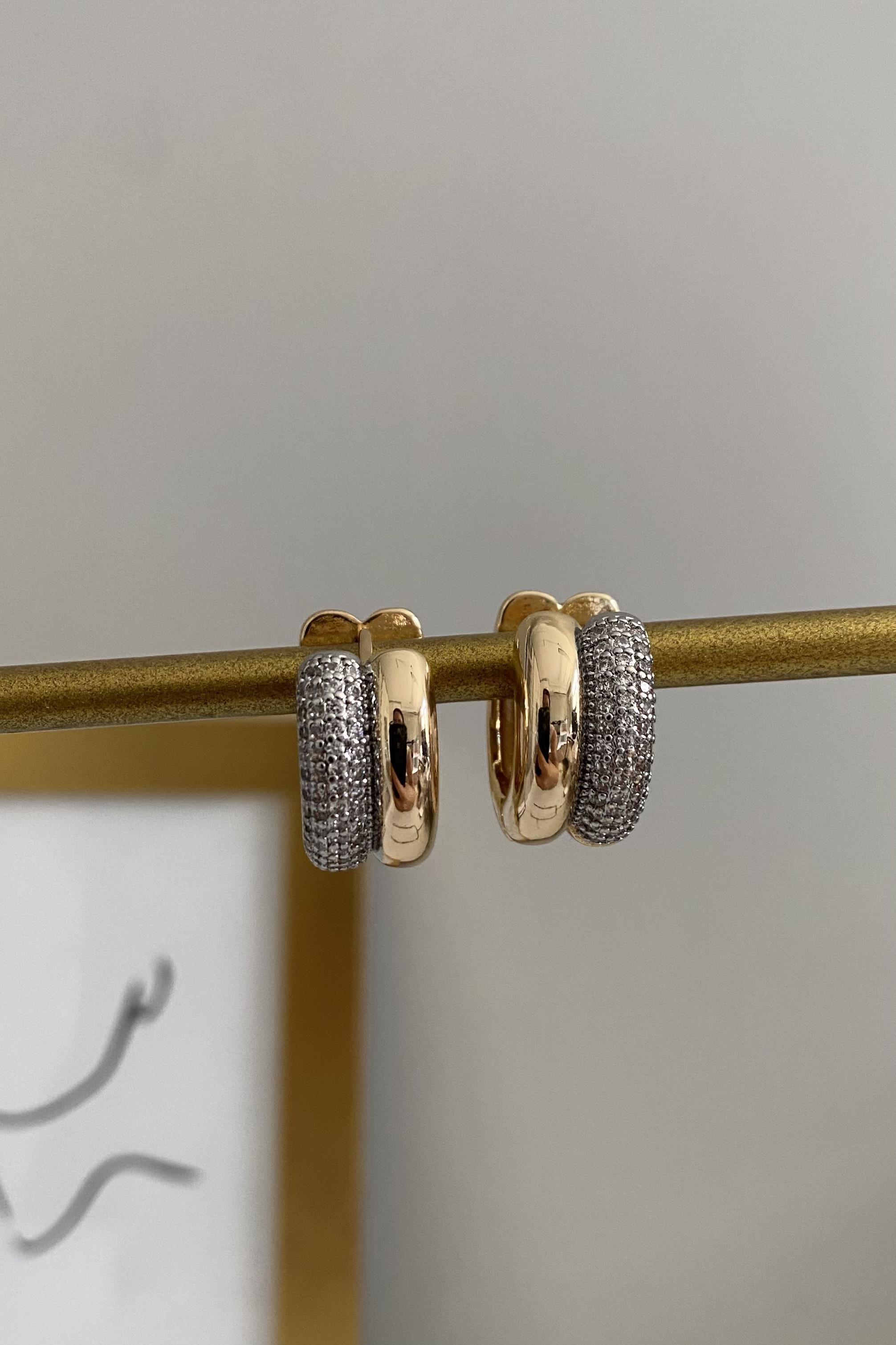 ÇİFT BOMBELİ TAŞLI HALKA KÜPE 1.5 CM