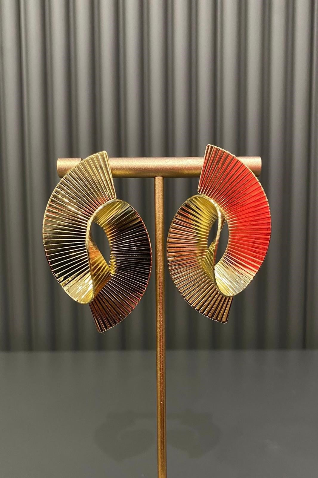 ÇİZGİLİ KIVRIM PLAKA KÜPE