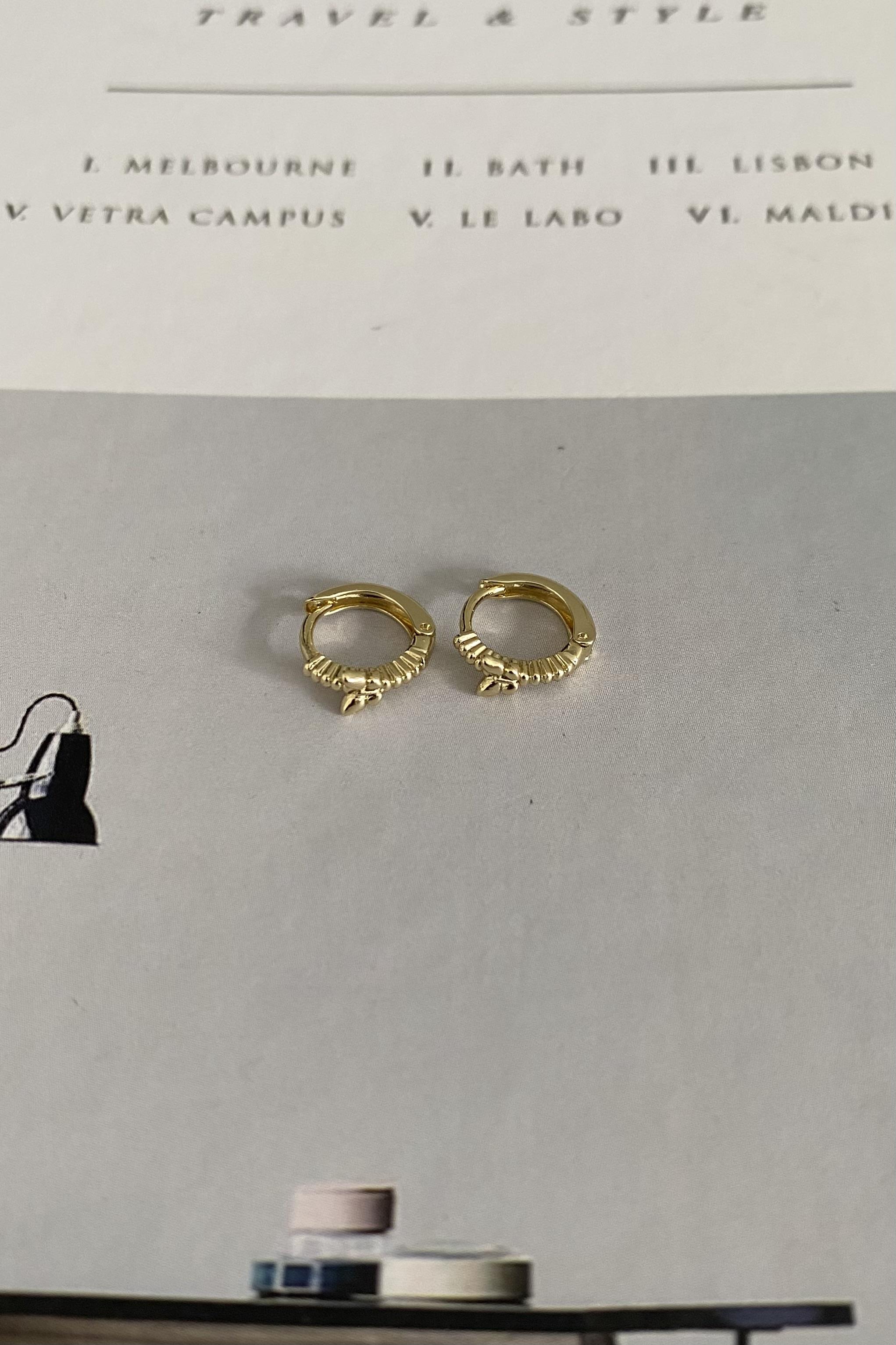 BOGUMLU KELEBEK HALKA KÜPE 1 CM