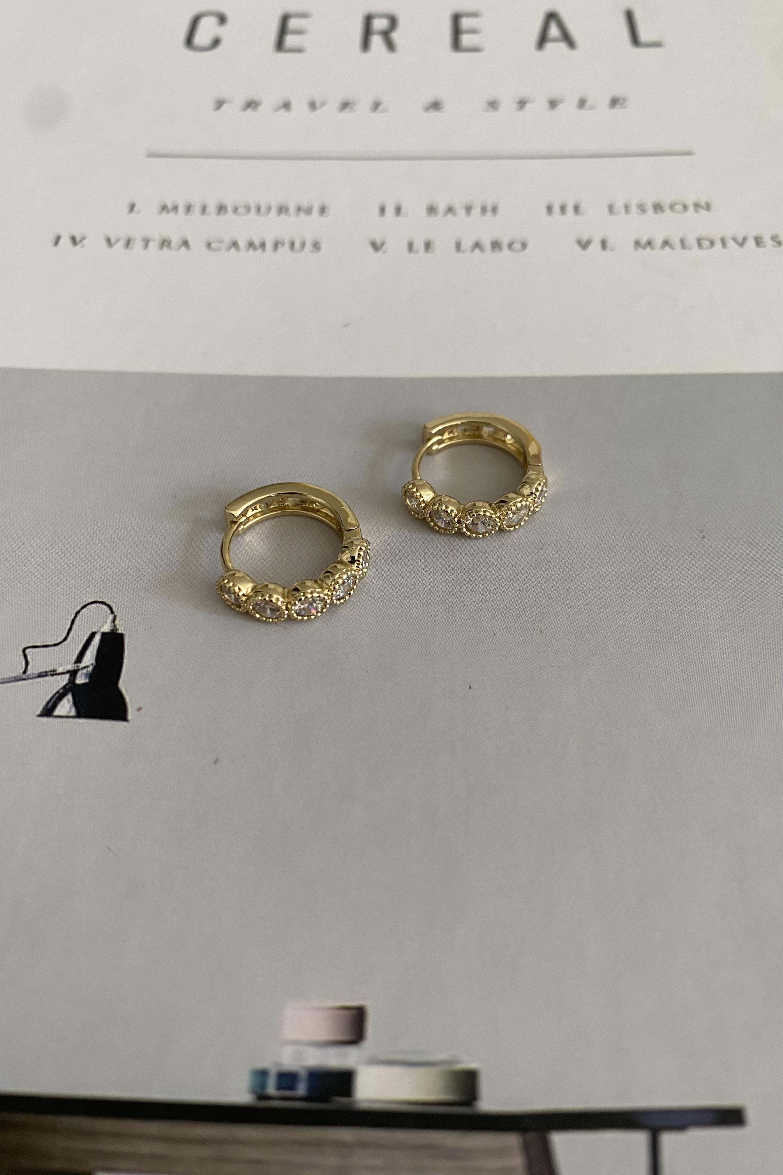 YUVARLAK TAŞ ÇERÇEVELİ HALKA KÜPE