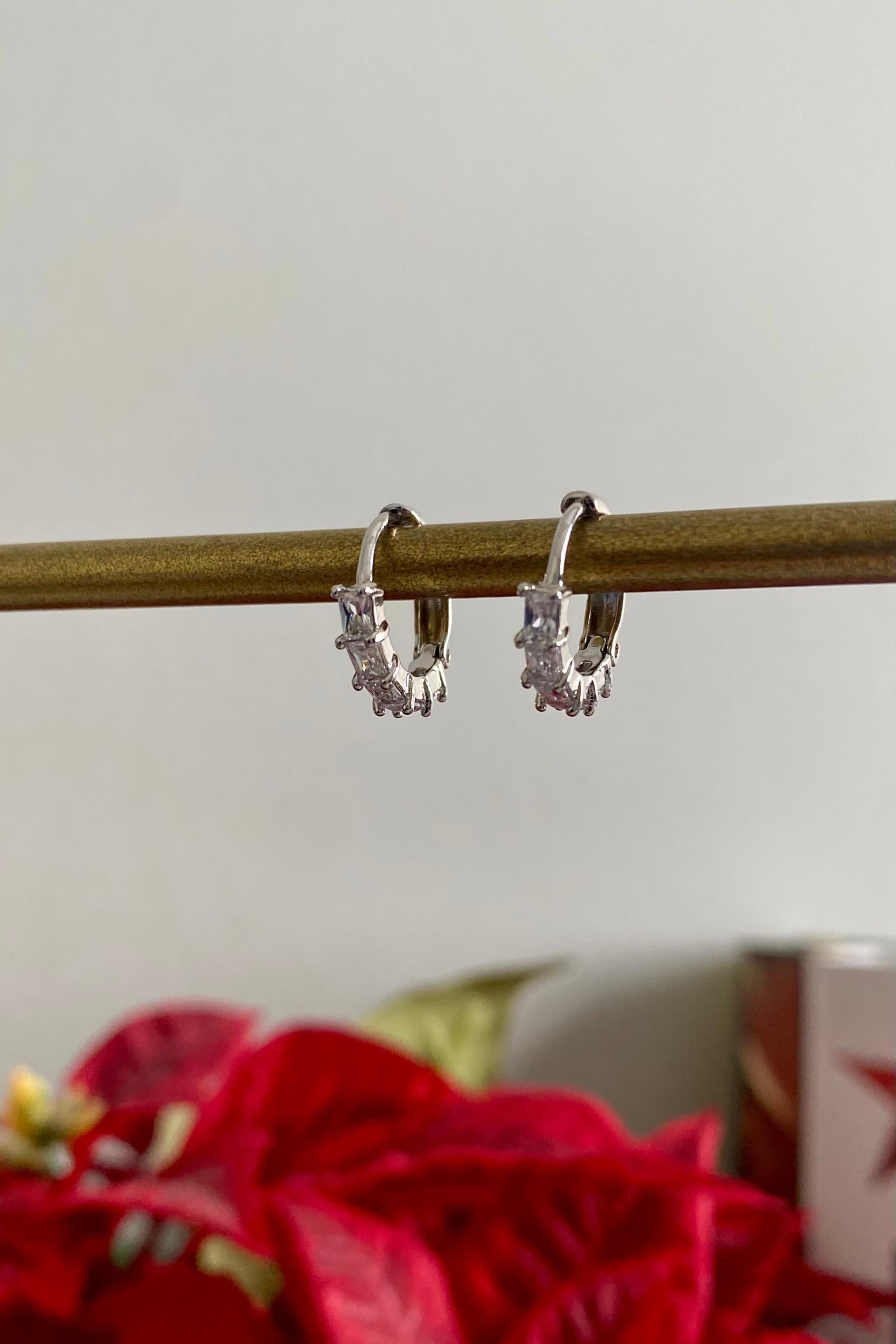 BAGET TAŞ SIRALI HALKA KÜPE 1CM