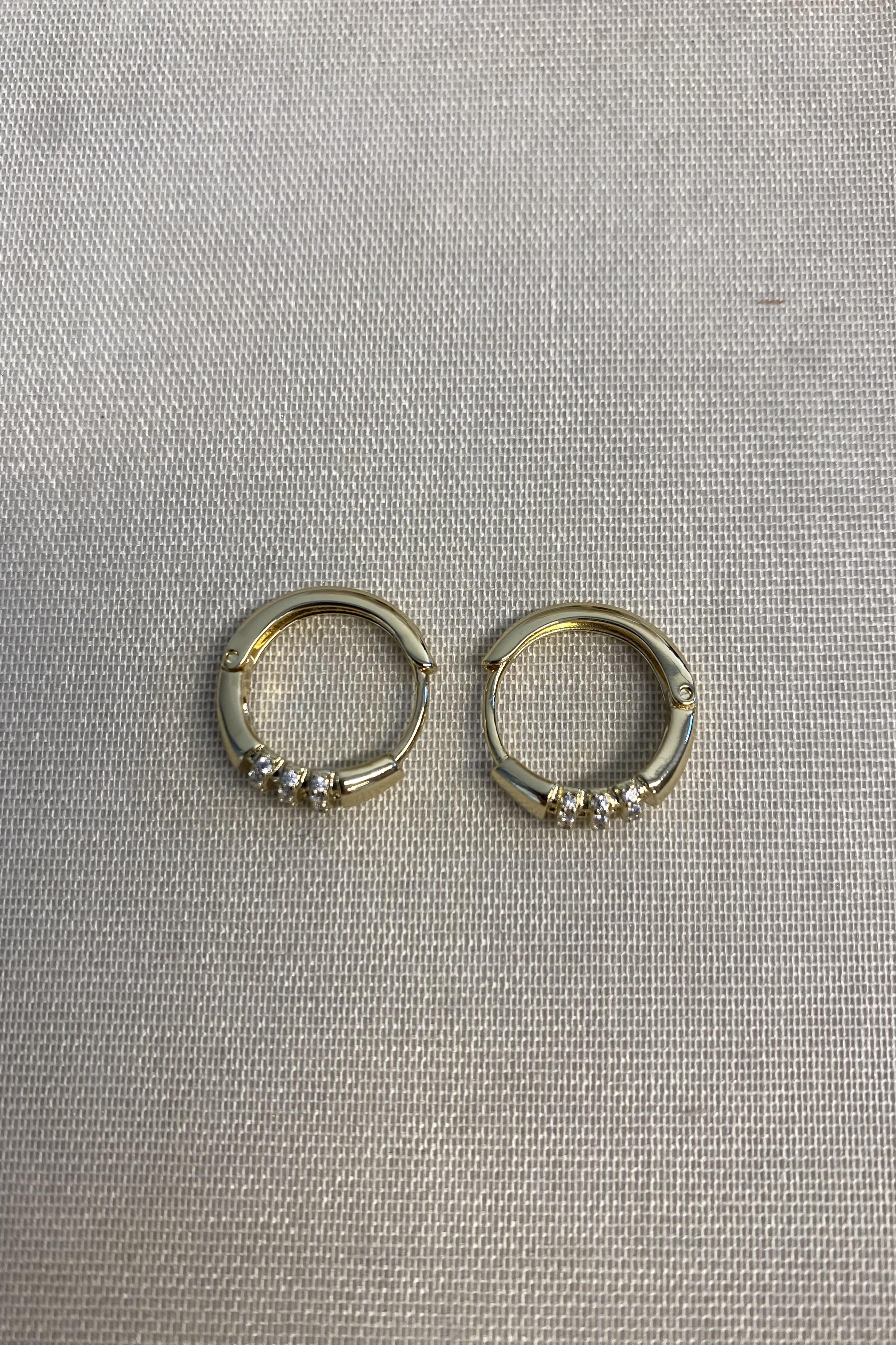 ÜÇ TAŞ SIRALI HALKA KÜPE 1,5cm