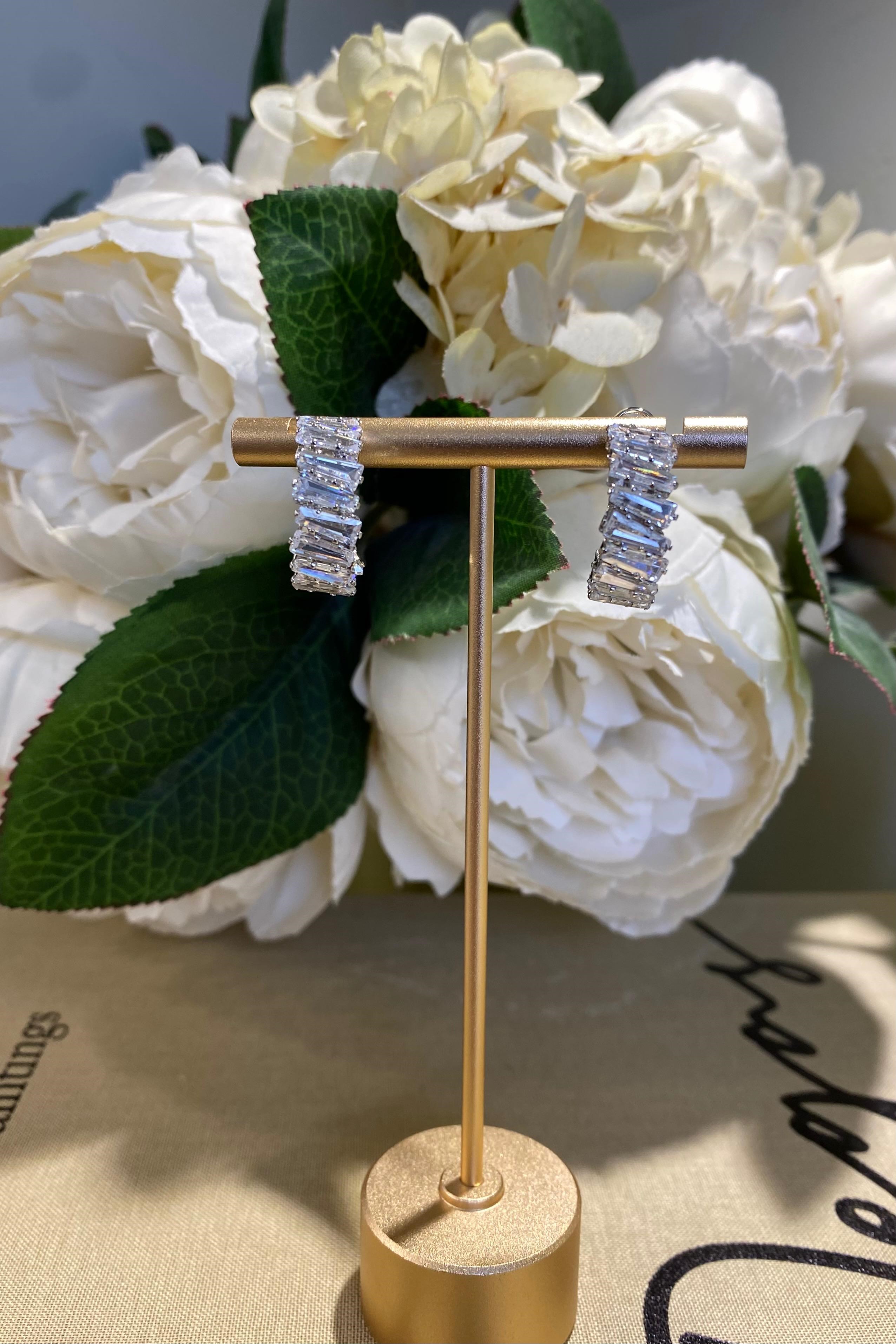 YASSI TAŞ SIRALI HALKA KÜPE