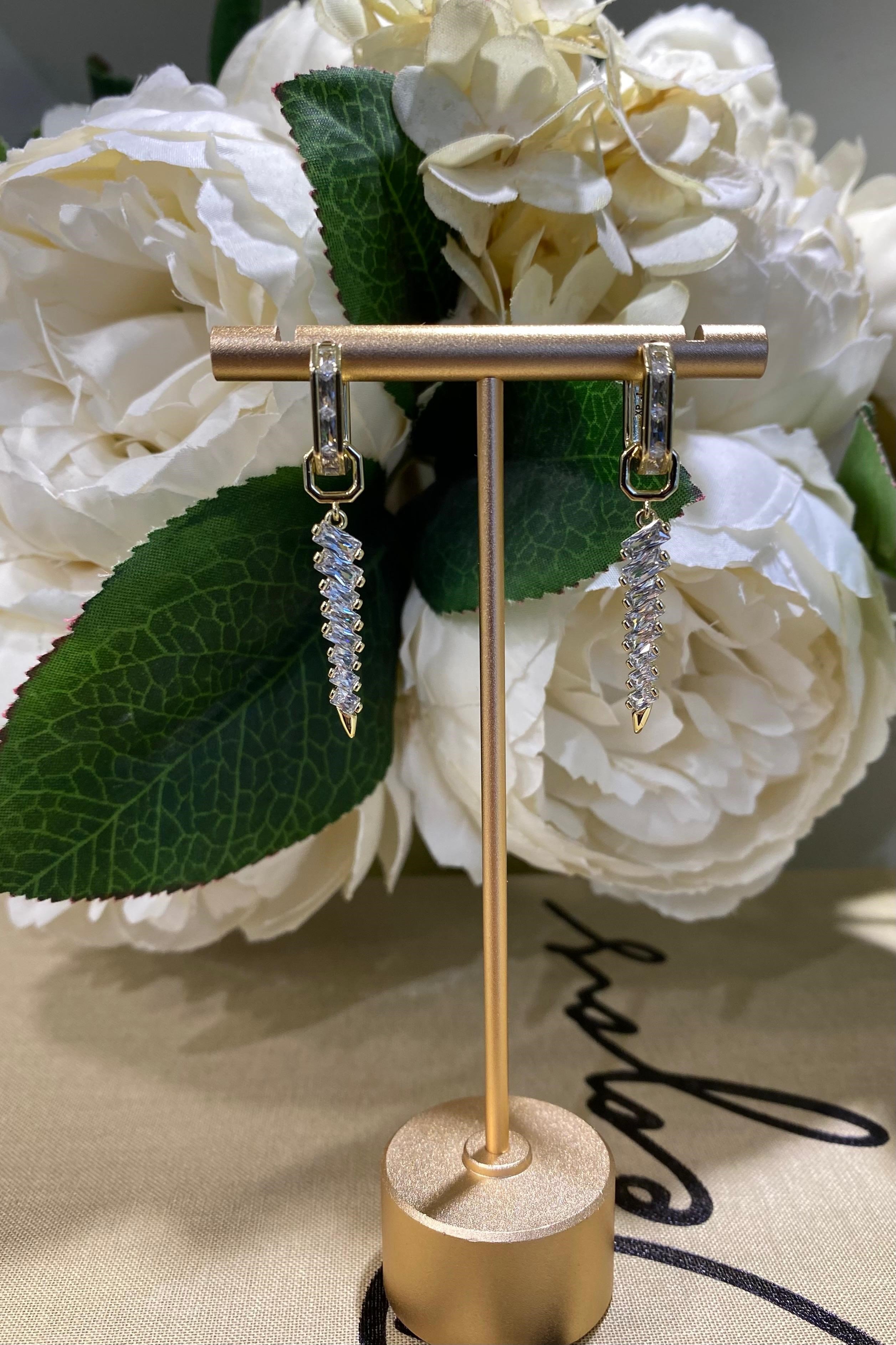 ŞERİTLİ UÇ SALLANTIILI BAGET KÜPE