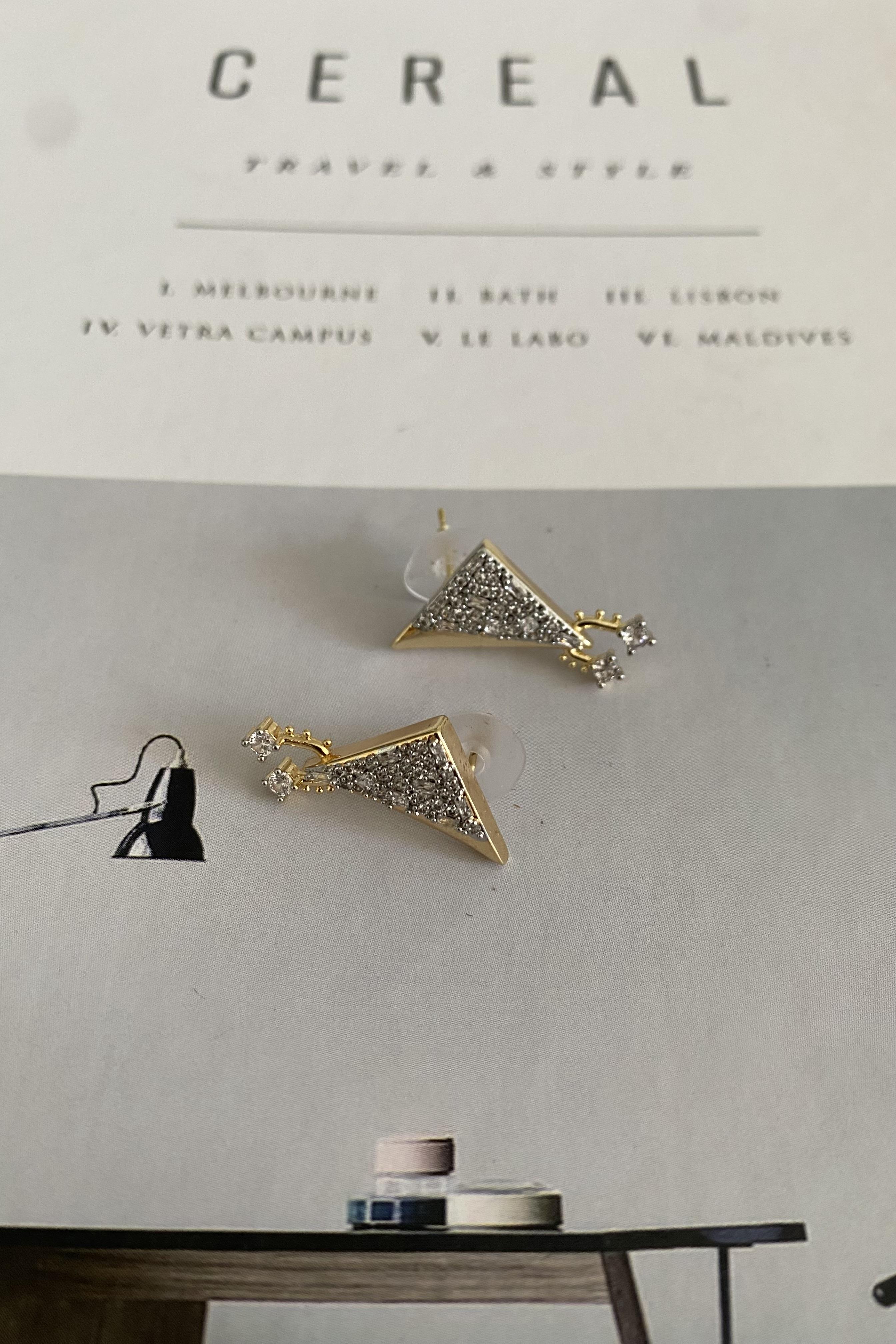 KESME TAŞLI ÜÇGEN LEVHA KÜPE