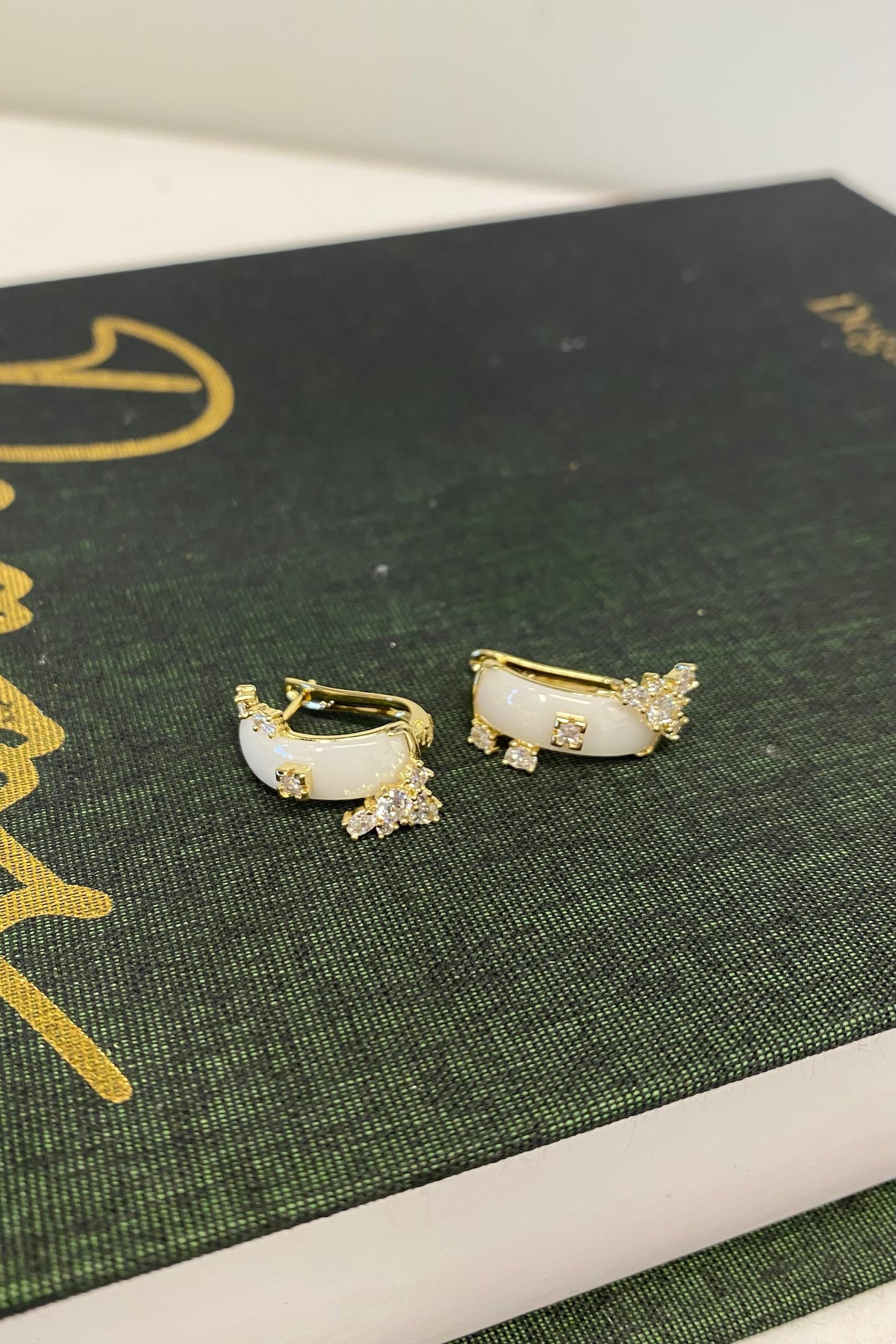 TAŞ DETAYLI BEYAZ SEDEF KÜPE