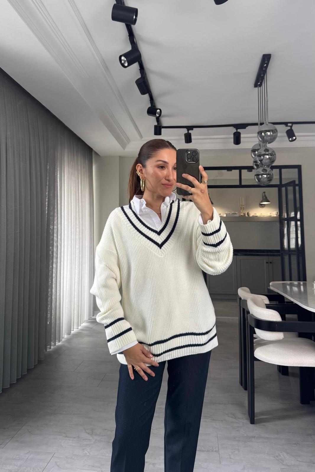 V YAKA ŞERİTLİ TRİKO