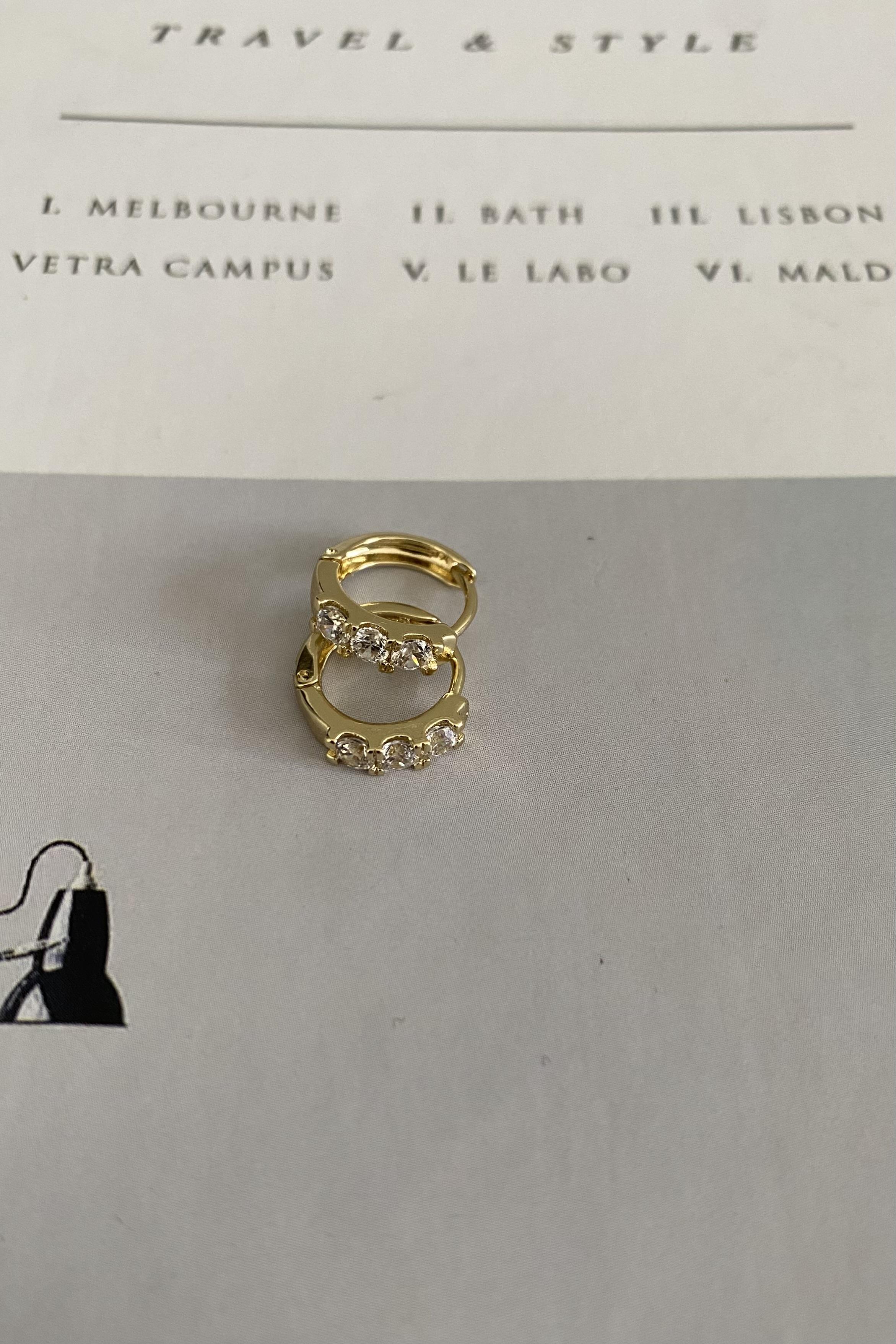 ÜÇ TAŞLI HALKA KÜPE 1,3cm