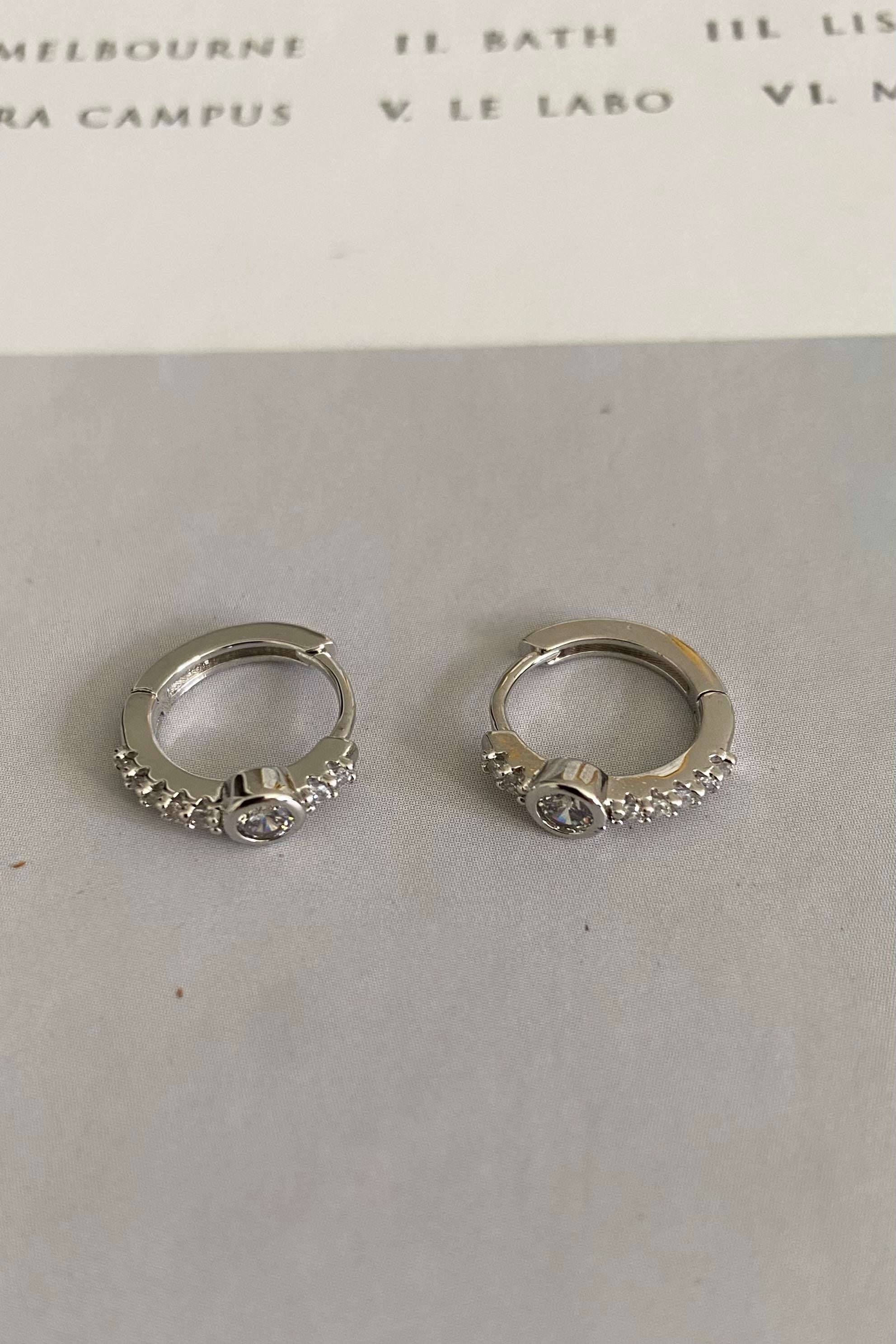 TAŞ SIRALI NOKTA TAŞ KÜPE 1,3cm