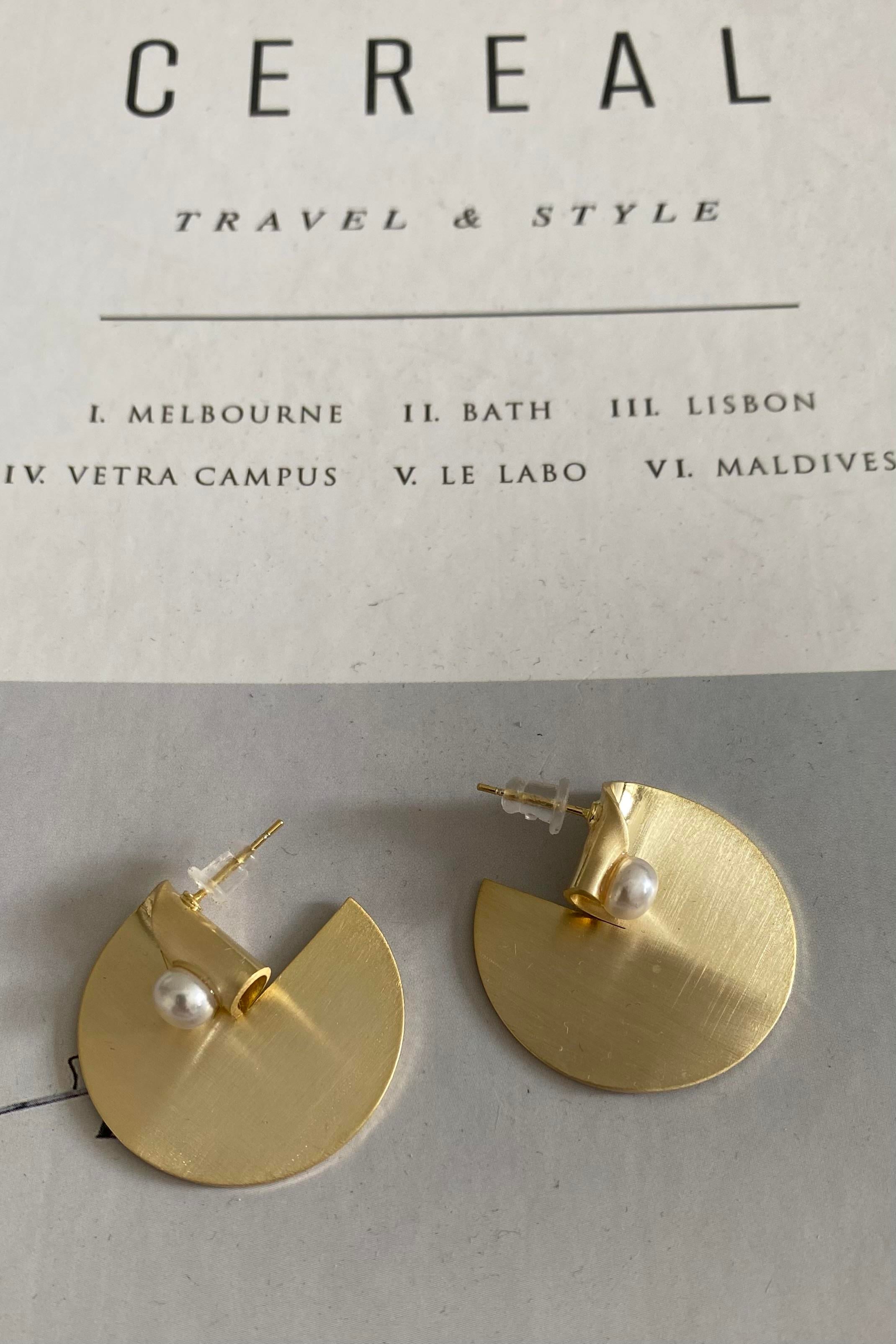 İNCİ KIVRIMLI PLAKA KÜPE