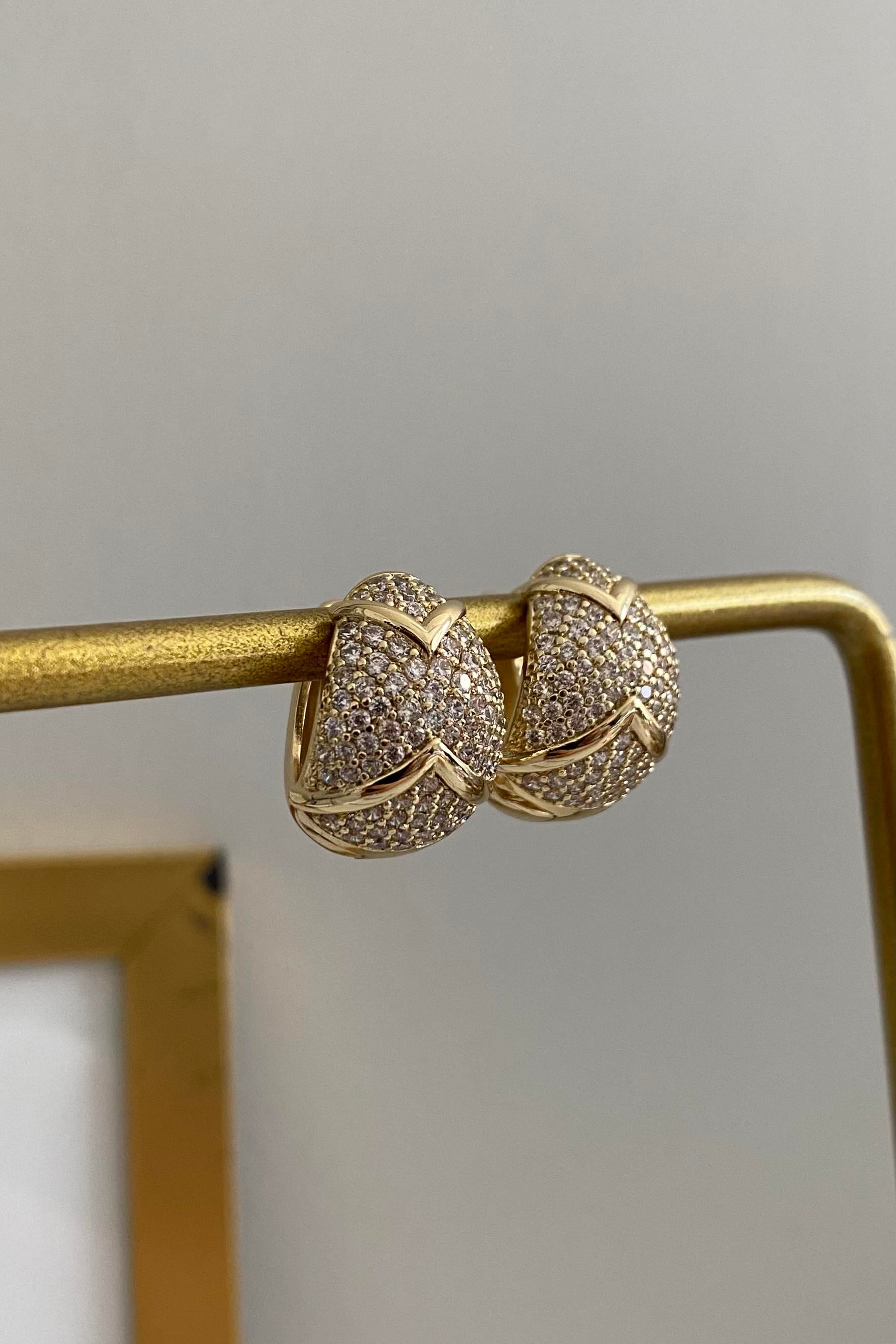 V ŞERİT TAŞLI DAMLA KÜPE