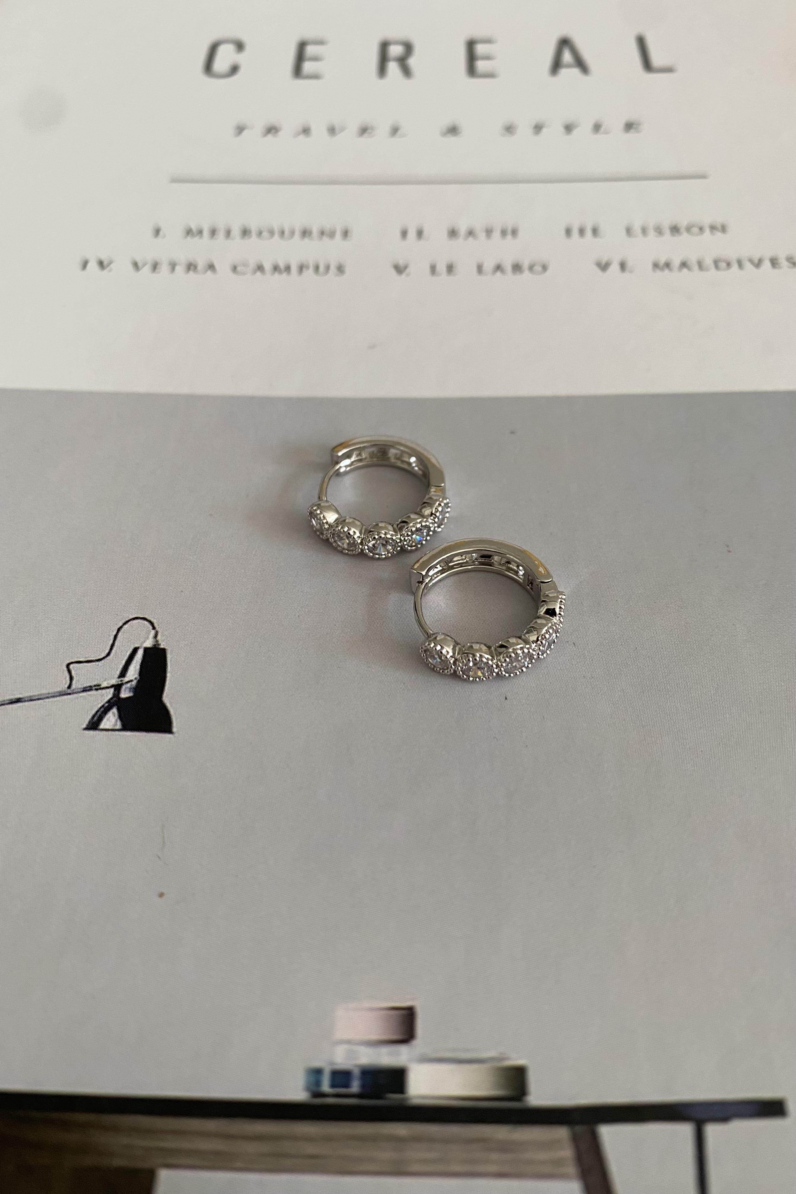 YUVARLAK TAŞ ÇERÇEVELİ HALKA KÜPE