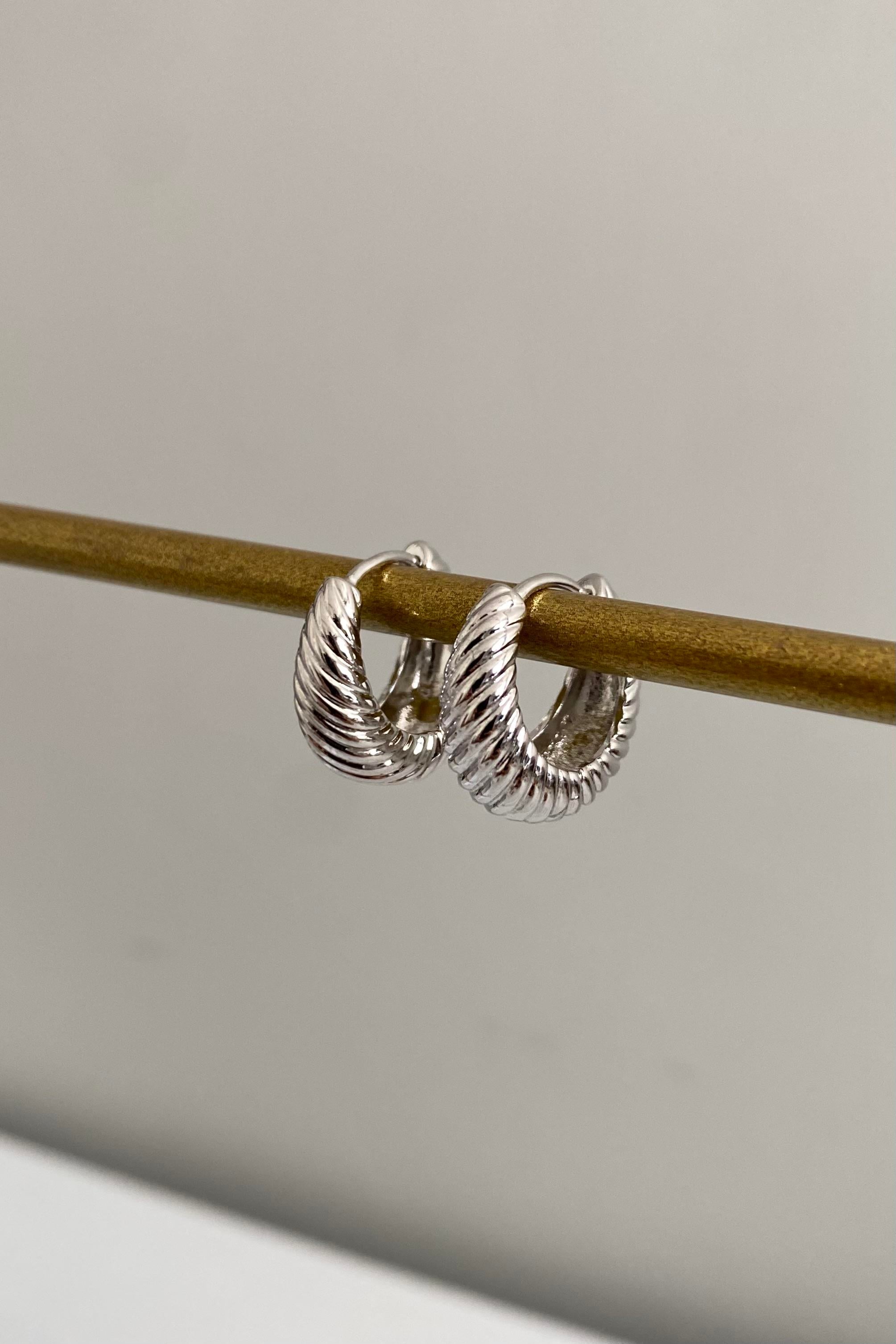 SARMAL BOĞUMLU HALKA KÜPE 1.5CM