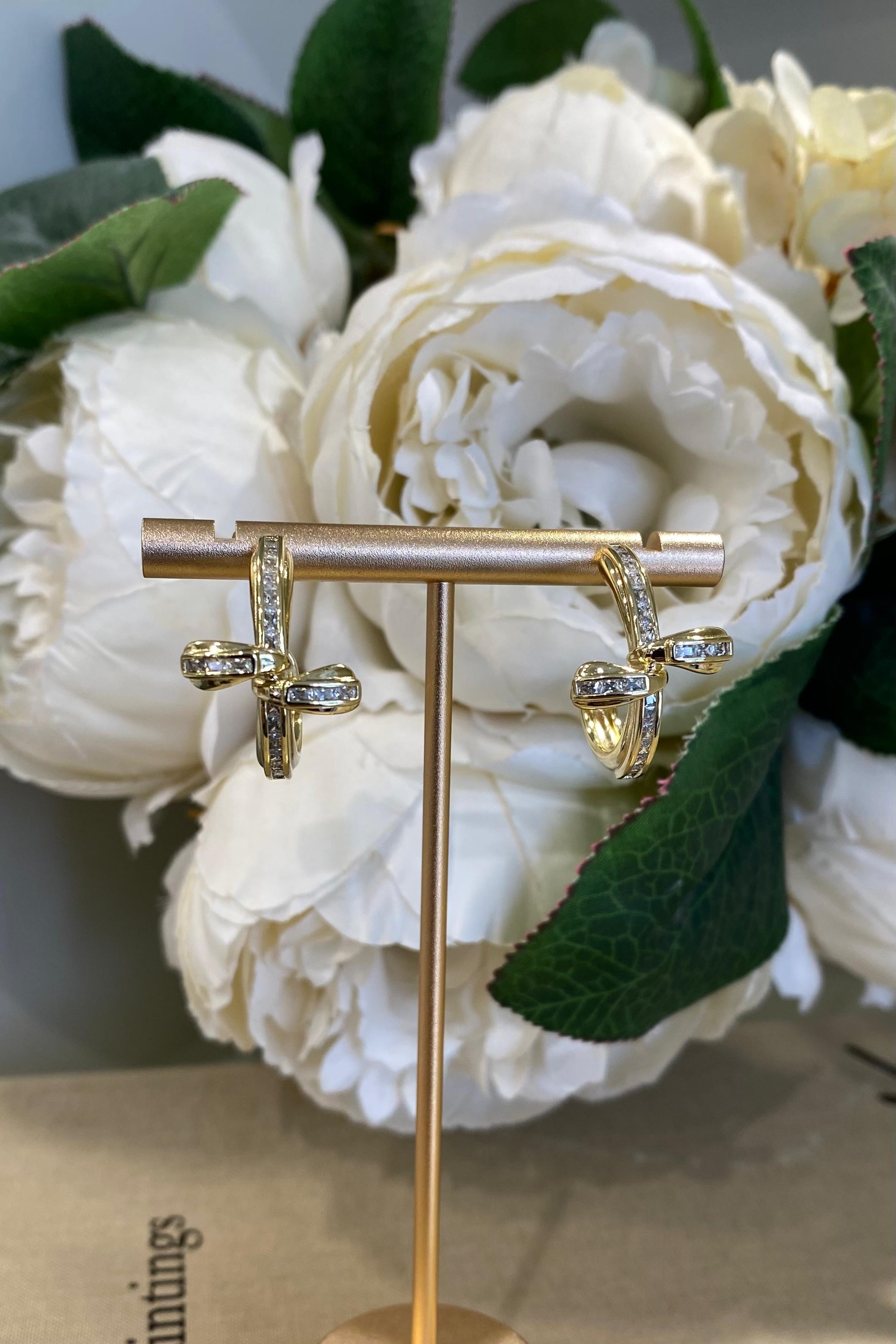 TAŞ DETAYLI FİYONKLU YARIM HALKA KÜPE