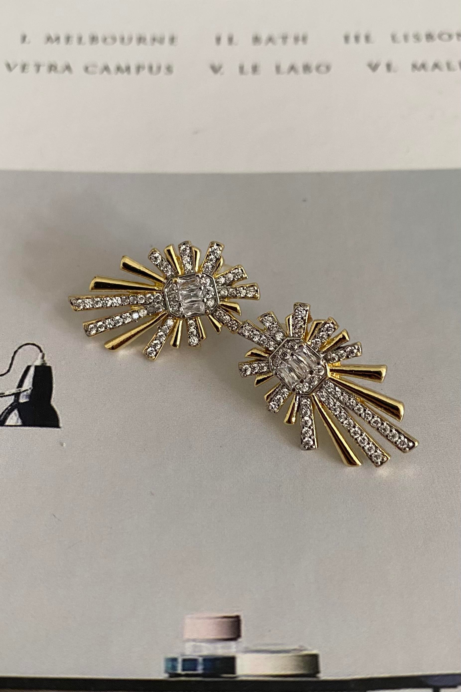 BAGET TAŞLI ÇİZGİ SAÇAN KÜPE