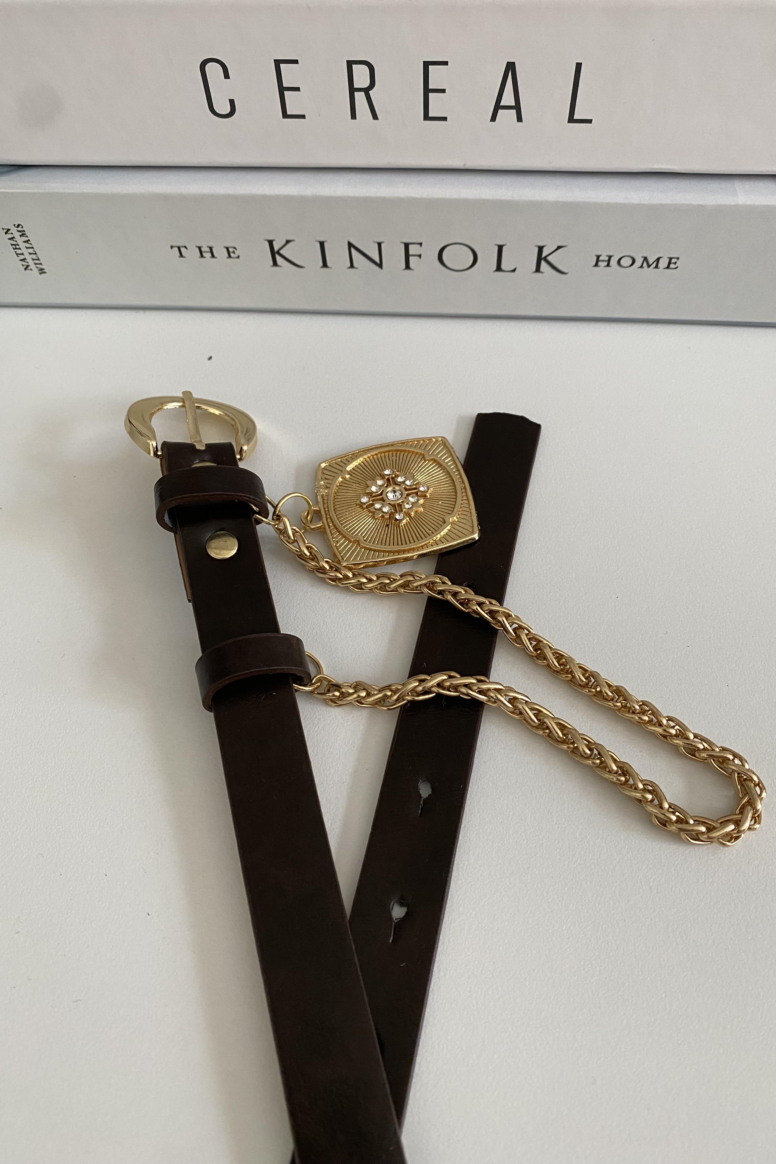 ZİNCİRLİ KARE DETAYLI GOLD KEMER