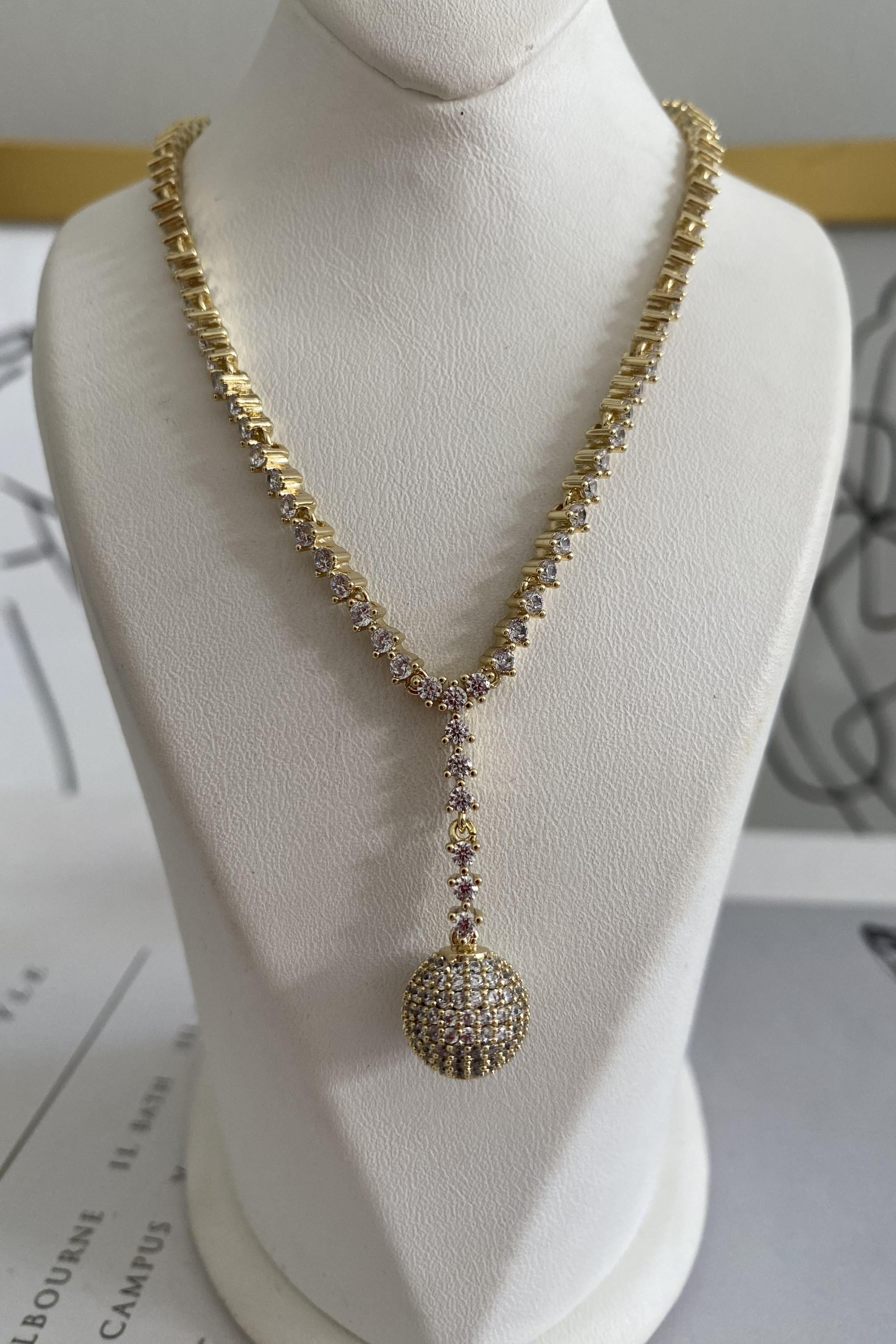 YARIM TAŞ ZİNCİRLİ DİSKO KOLYE