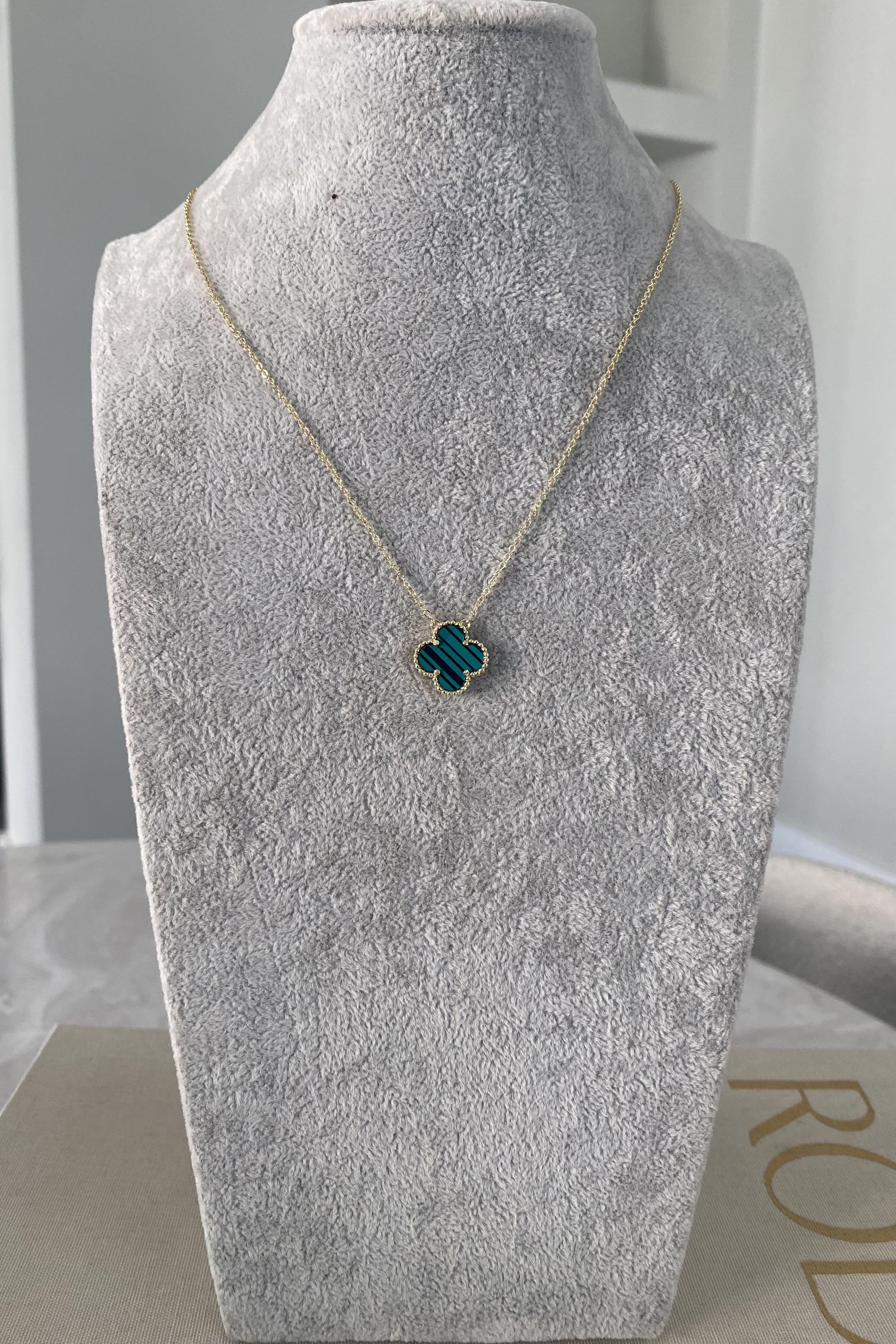 YEŞİL ÇİZGİ PLAKA YONCA KOLYE