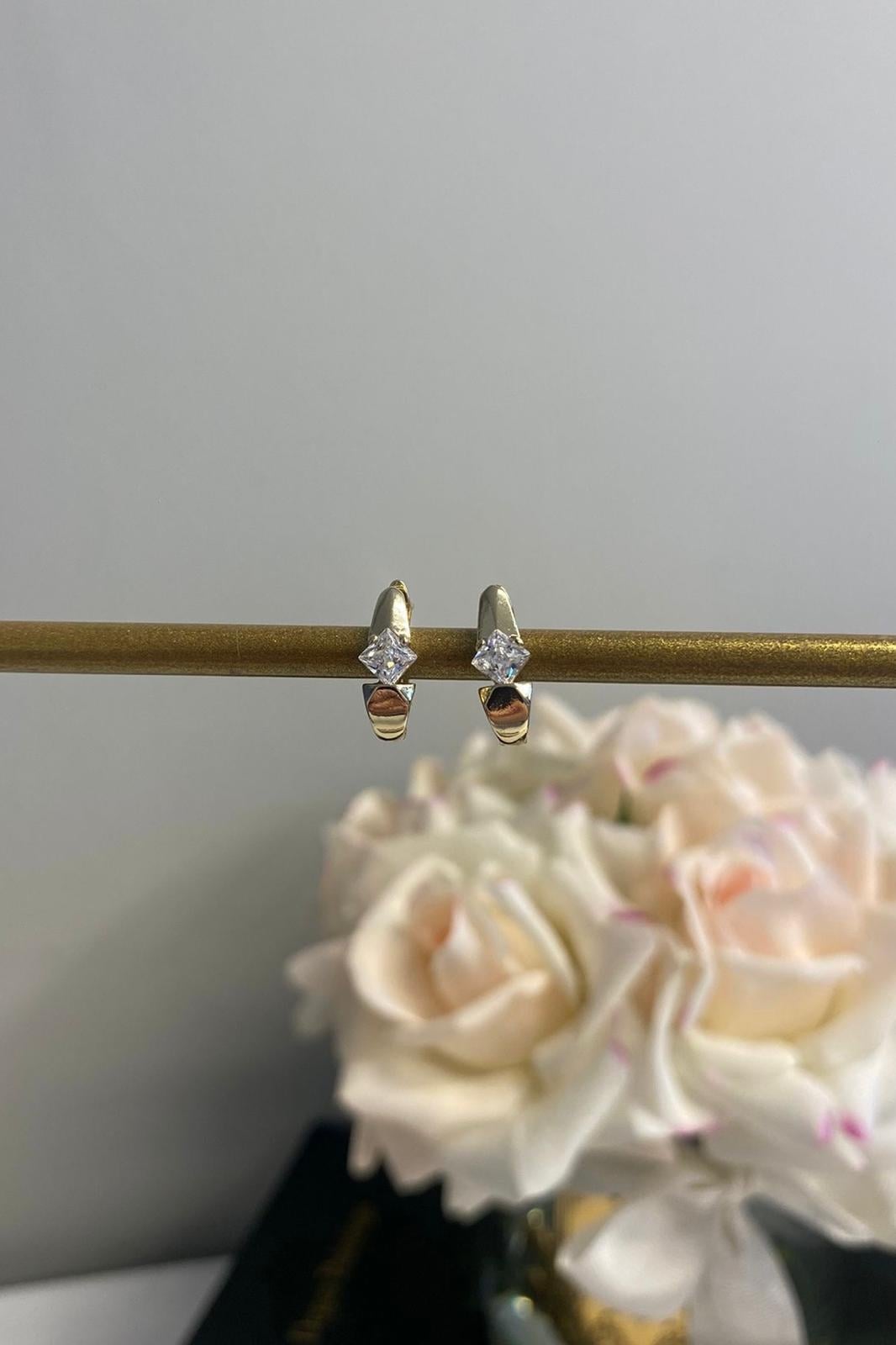 ORTASI BAGET TAŞLI DAMLA MODEL KÜPE