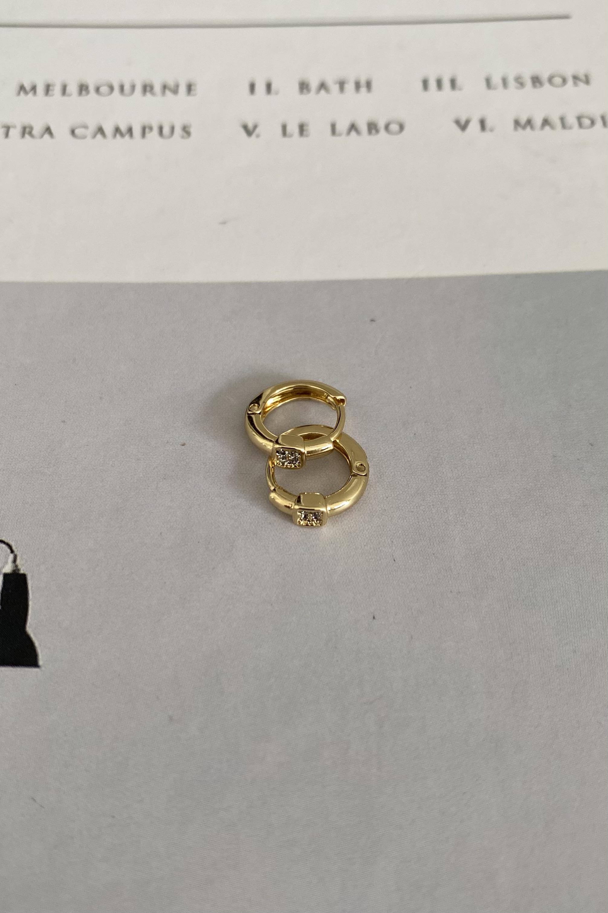 KARE TAŞLI HALKA KÜPE 1CM