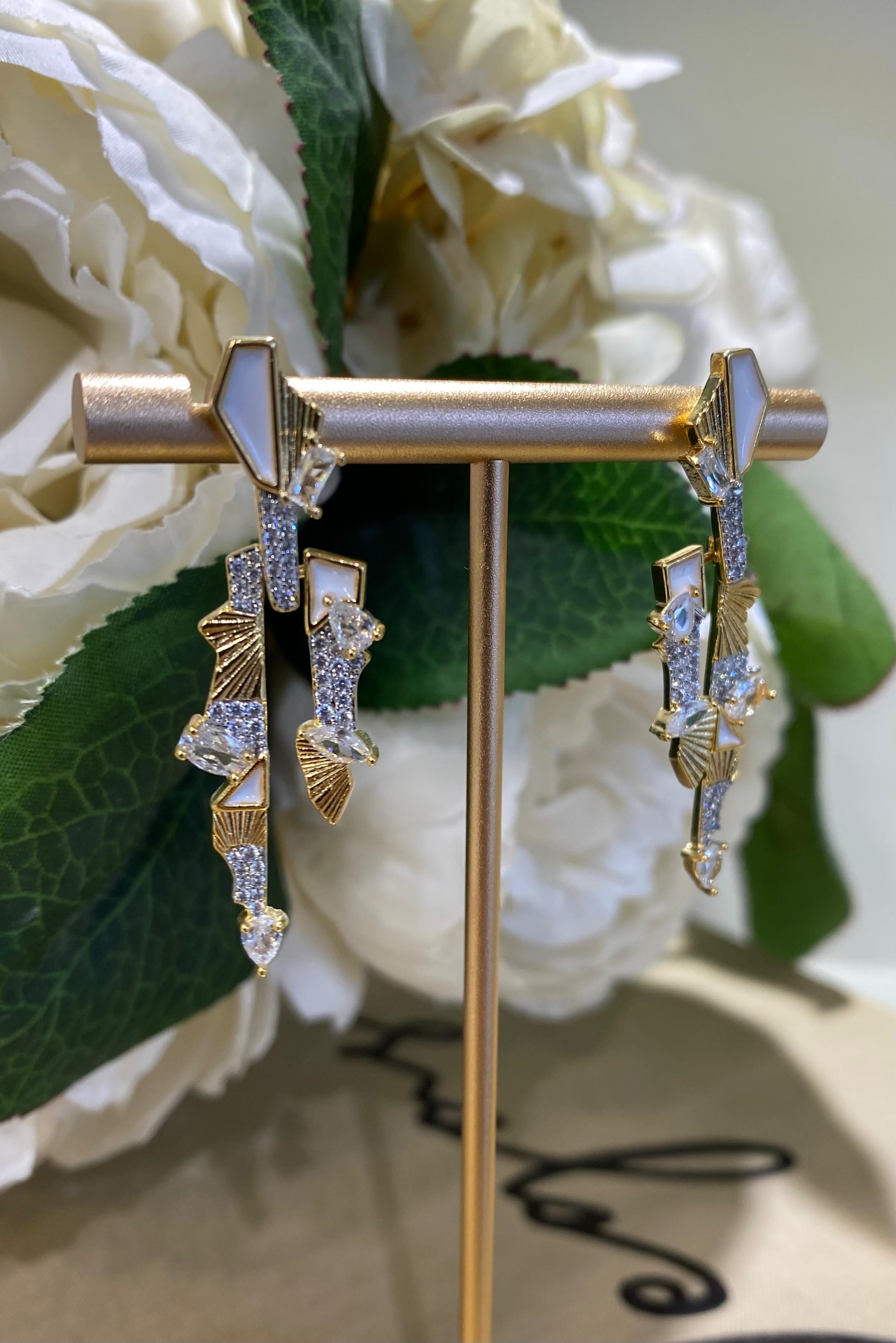 SEDEF VE TAŞ DETAYLI ASİMETRİK KÜPE