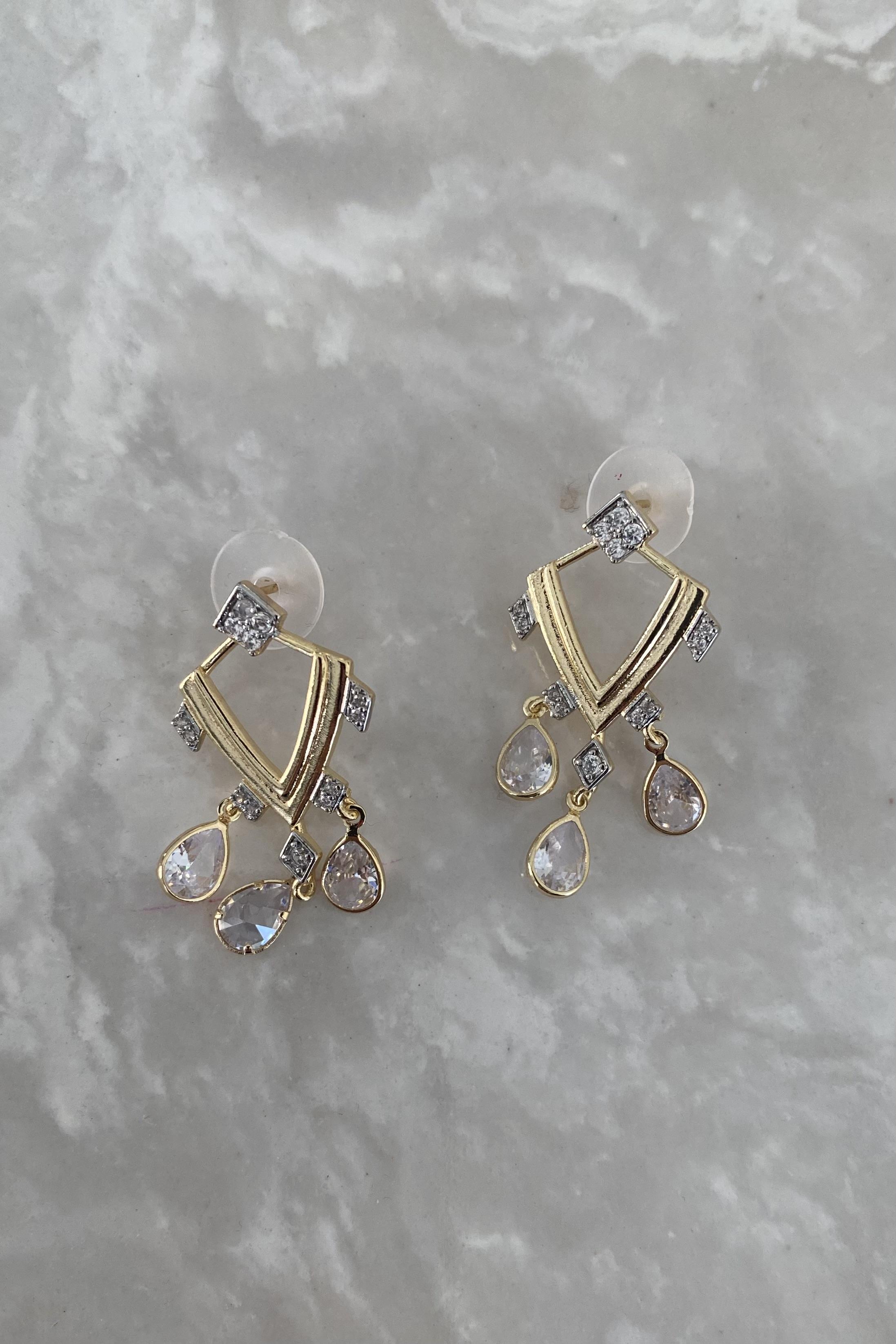 DAMLA TAŞ SALLANTILI ÜÇGEN KÜPE