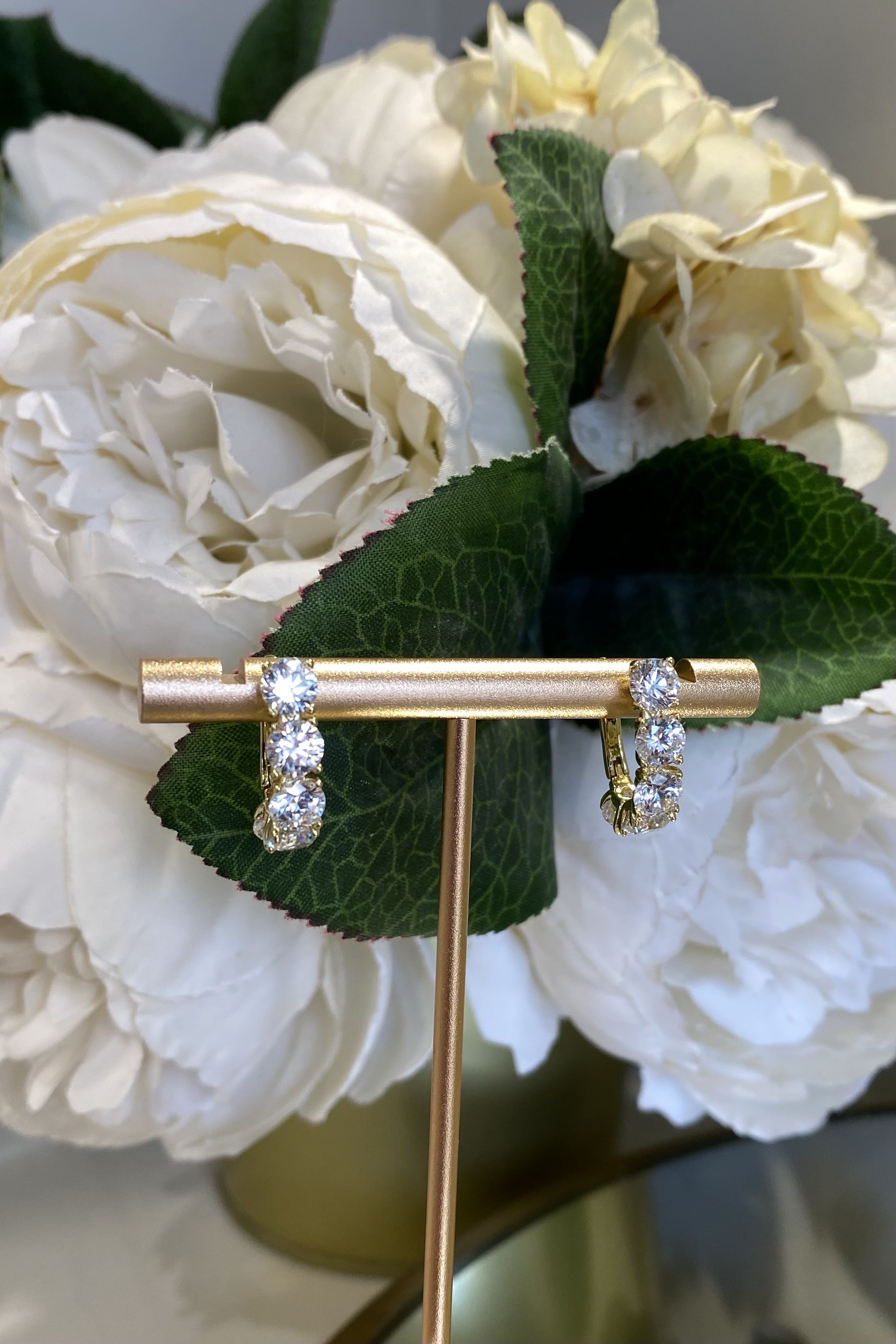 YUVARLAK BEŞTAŞ OVAL KÜPE