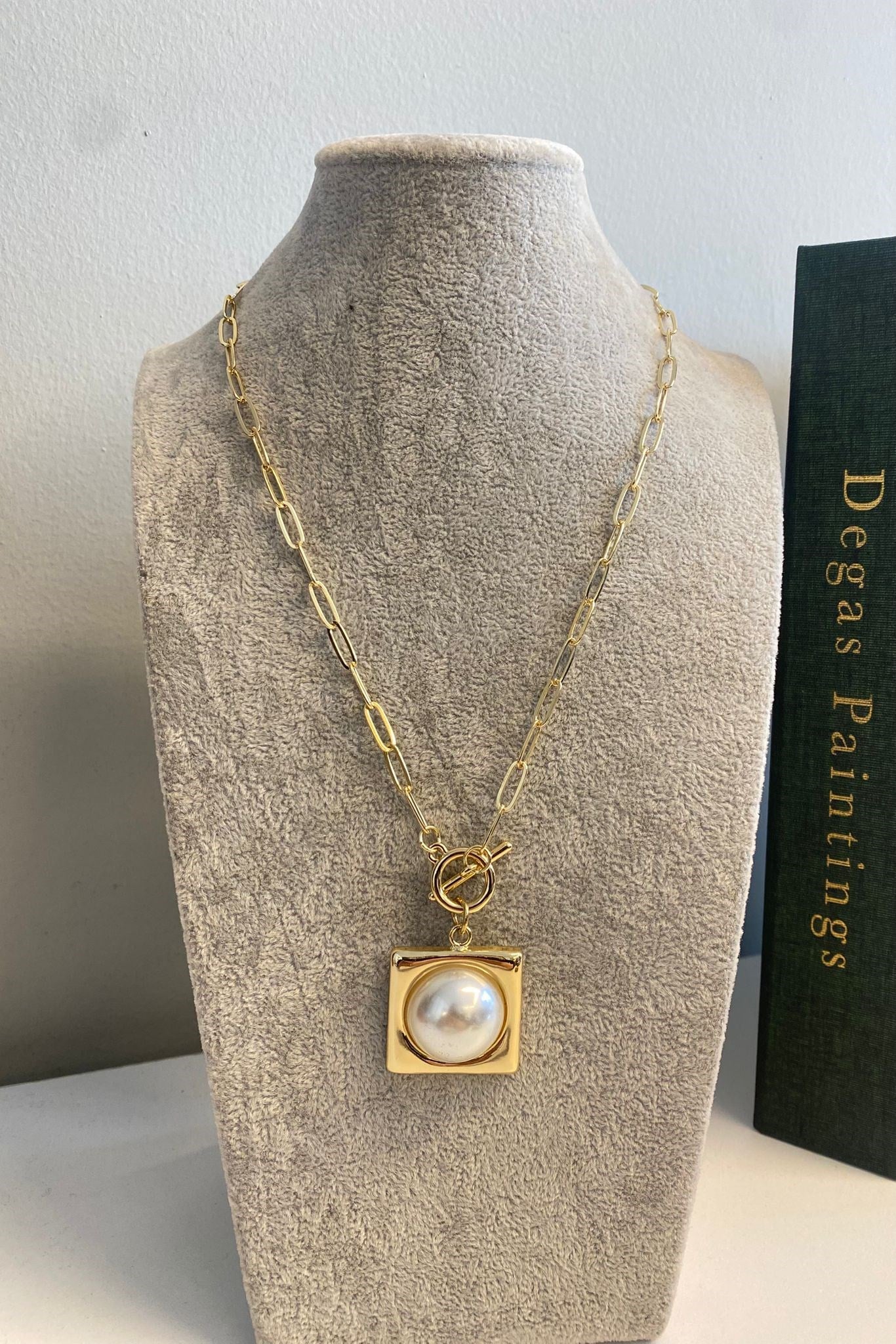 KARE ÇERÇEVELİ İNCİ KOLYE