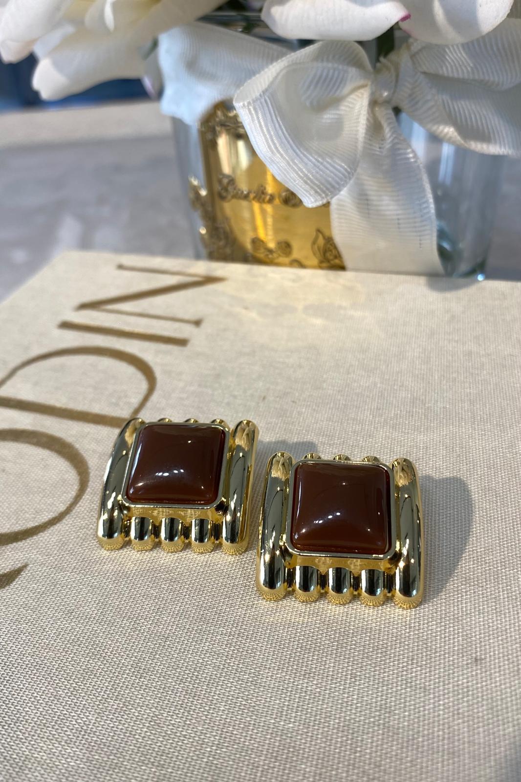 KAHVERENGİ TAŞLI PLAKA KÜPE