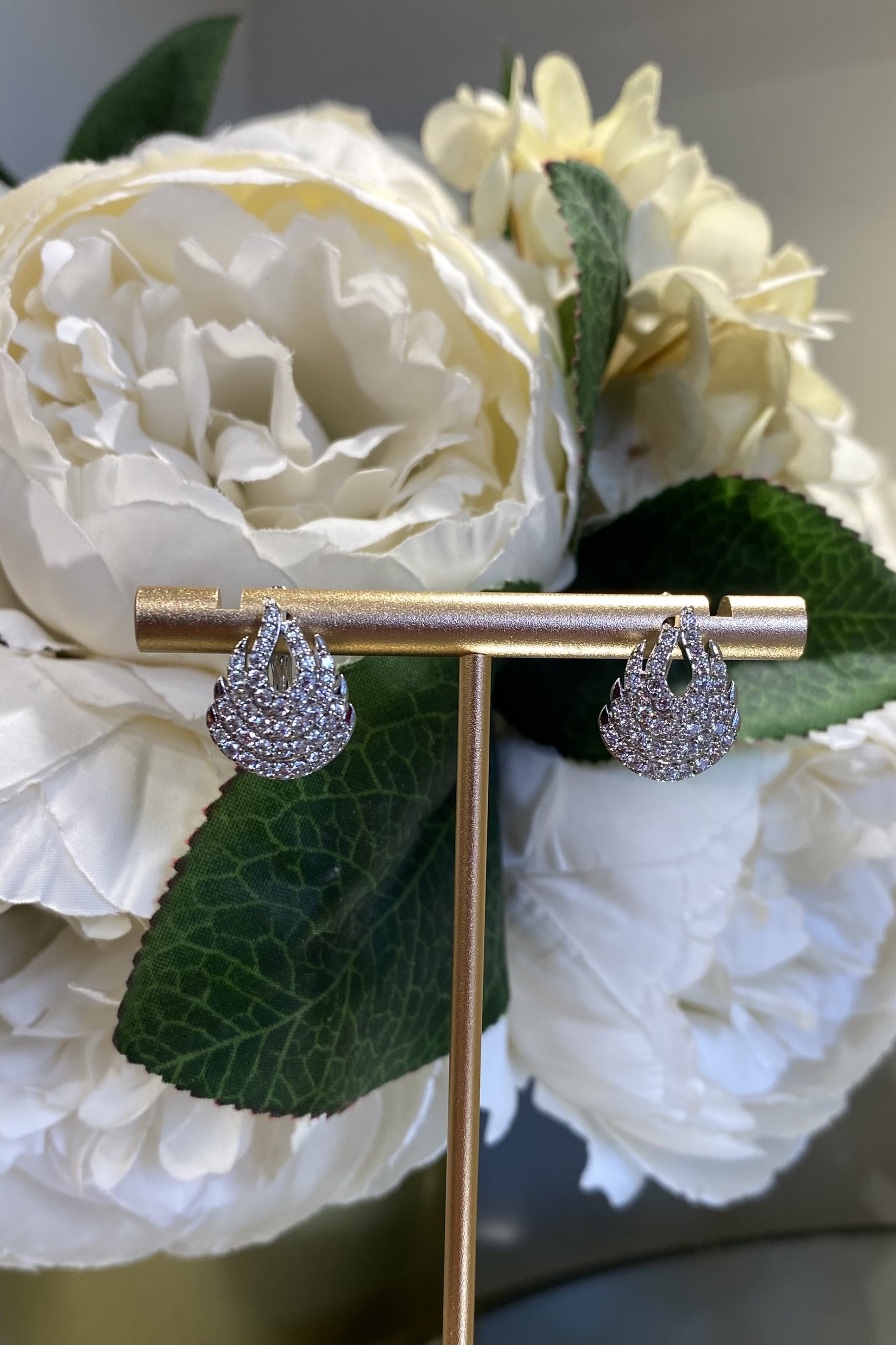 TAŞLI YAY SIRALI U KÜPE