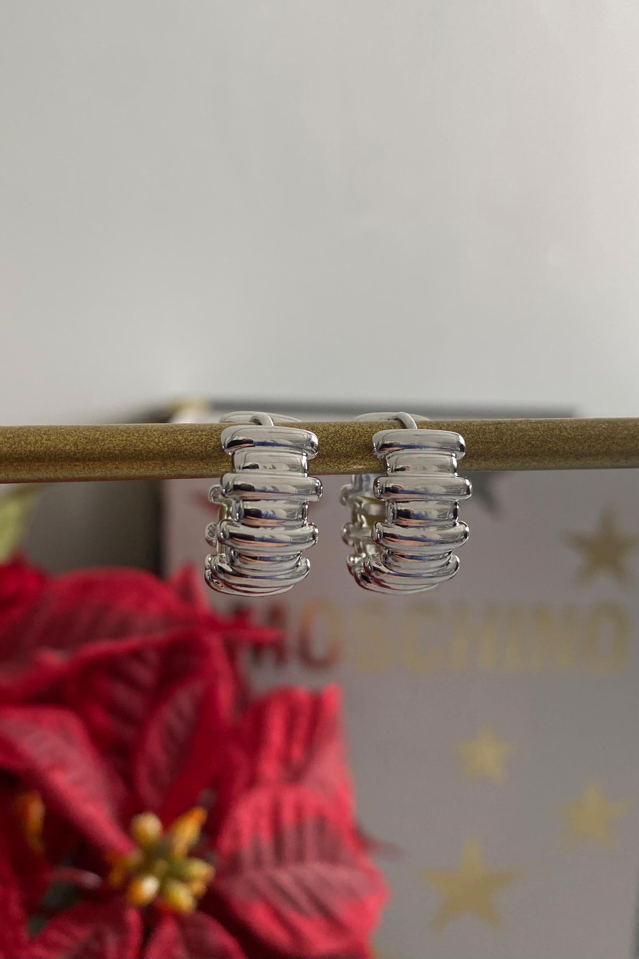 DALGALI ÇİZGİ HALKA KÜPE