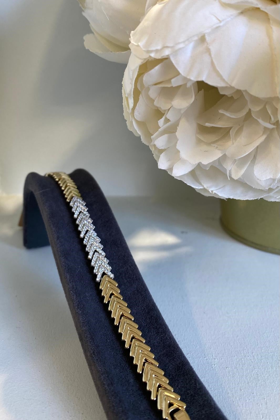 ORTASI ZİRKON TAŞLI BALIKSIRTI BİLEZİK