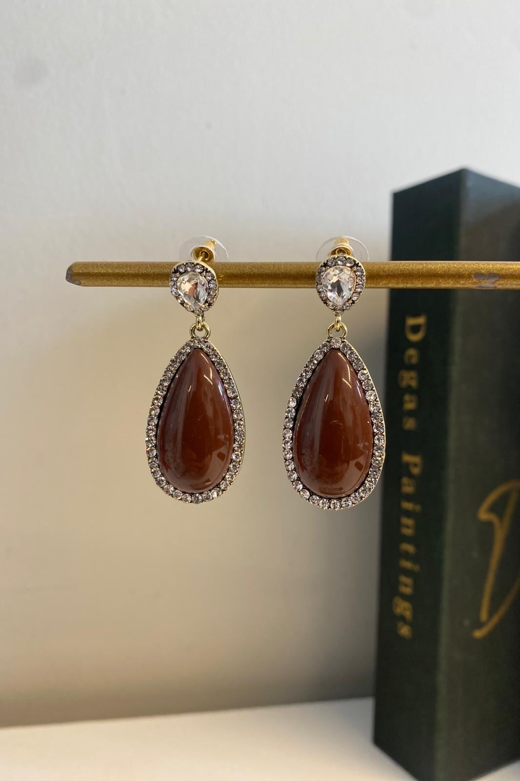 TAŞ ÇERÇEVELİ DAMLA KÜPE