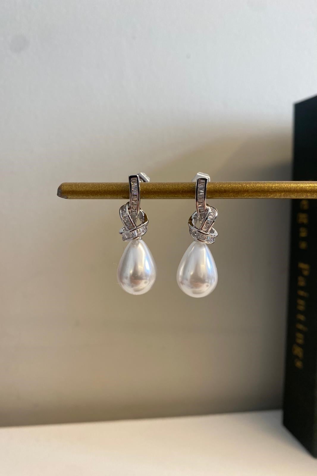 İNCİ UÇLU DÜĞÜM DETAYLI KÜPE