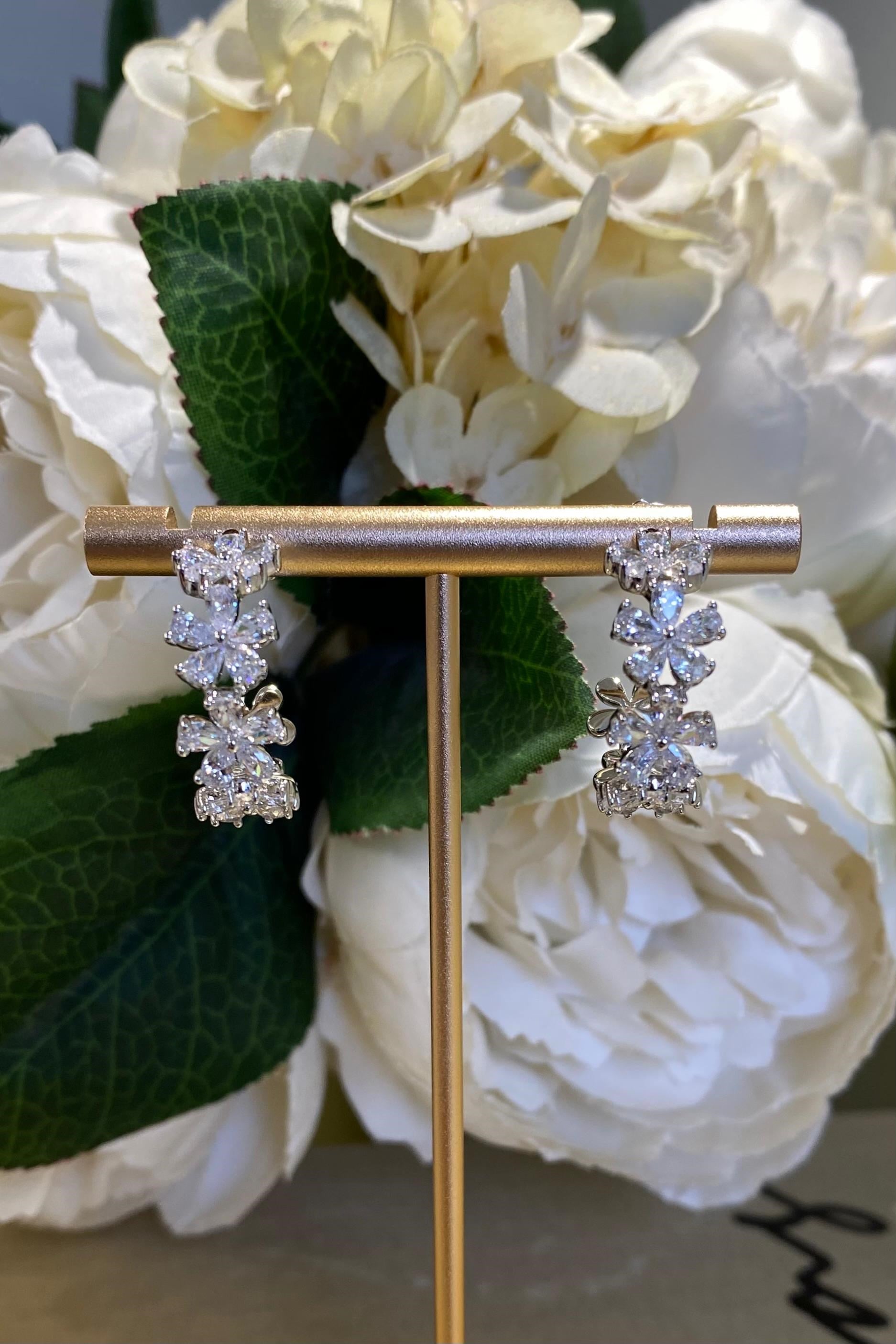 BAGET TAŞLI ÇİÇEK HALKA KÜPE