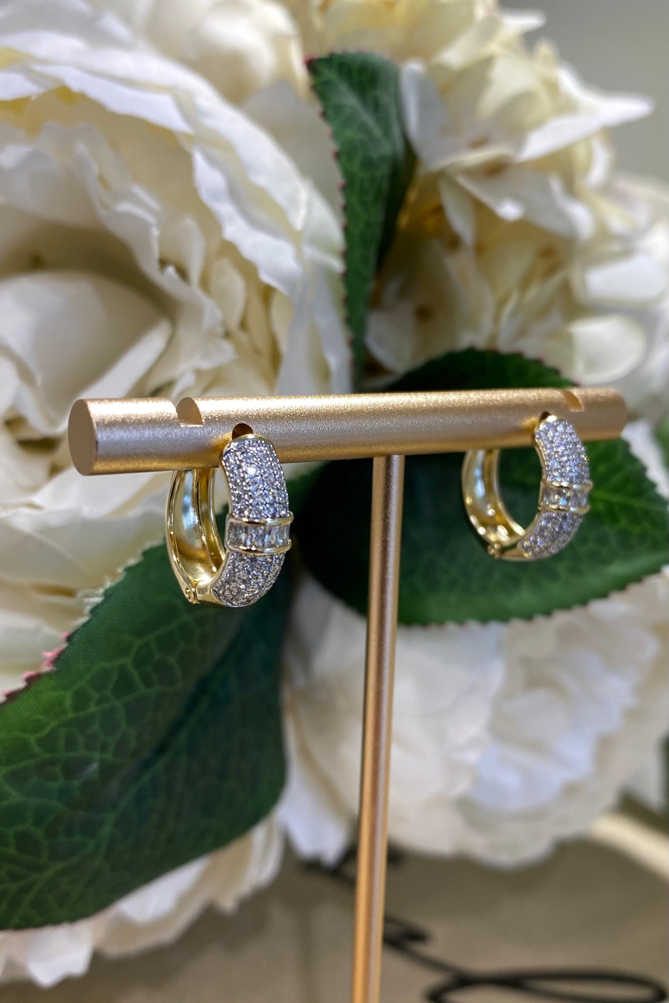 ORTASI KESME TAŞLI ZİRKON HALKA KÜPE