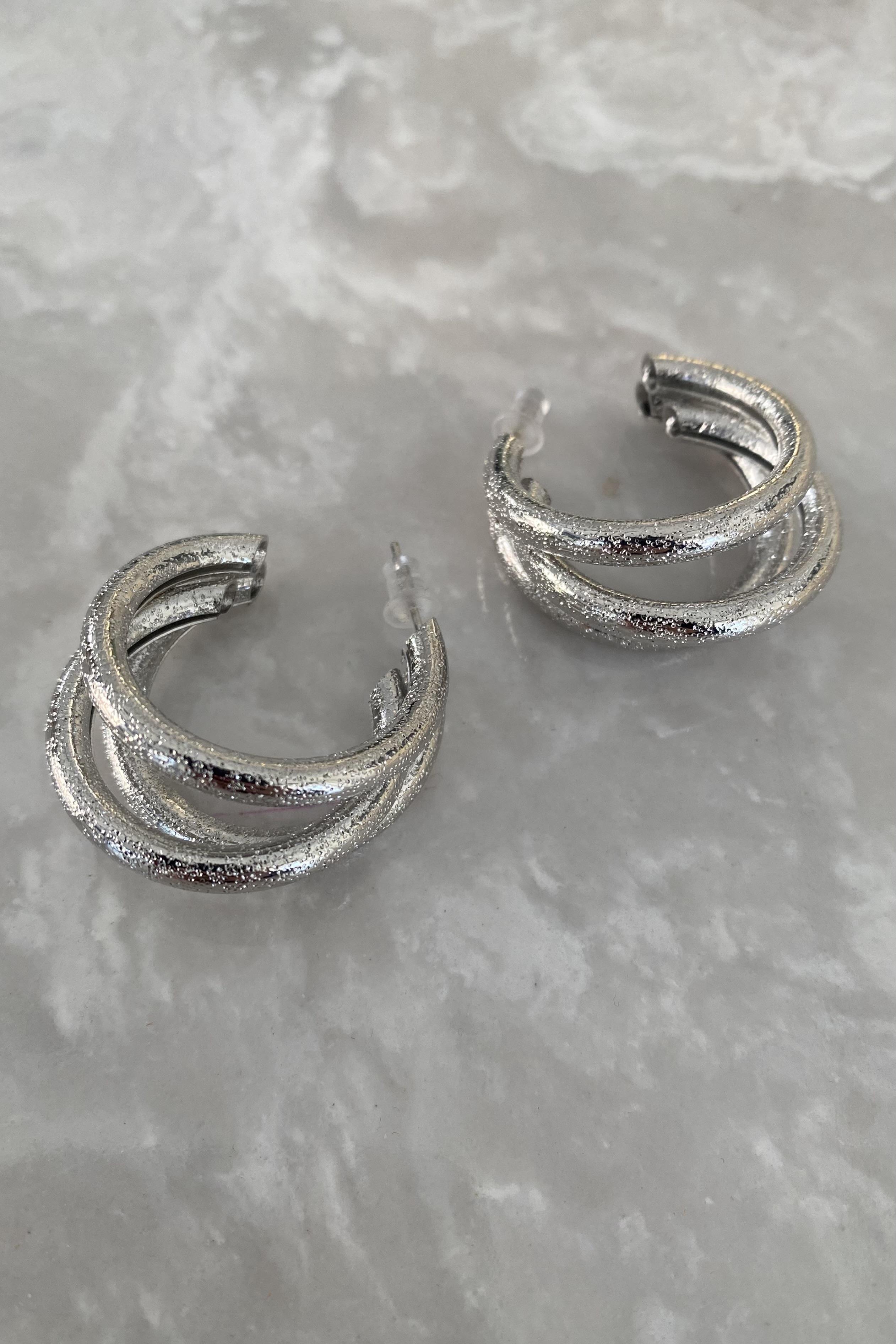 SEDEFLİ ÜÇLÜ ÇİVİ KÜPE