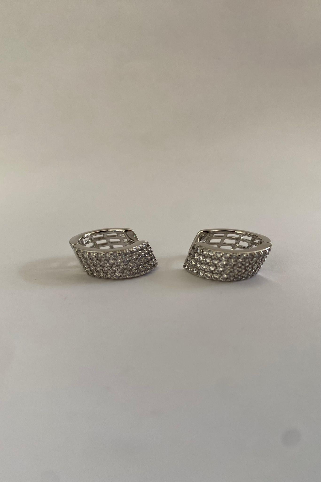 ZİRKON TAŞLI ASİMETRİK KÜPE