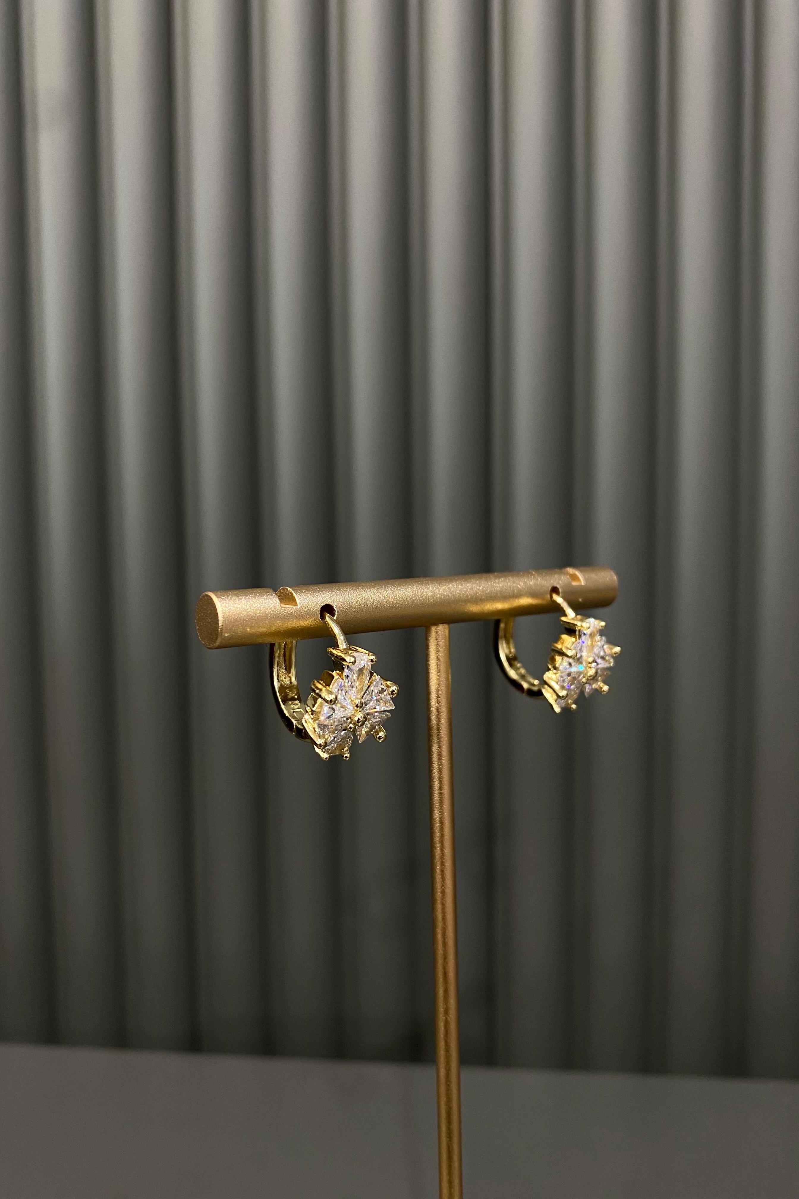 ÜÇGEN TAŞLI ÇİÇEK KÜPE