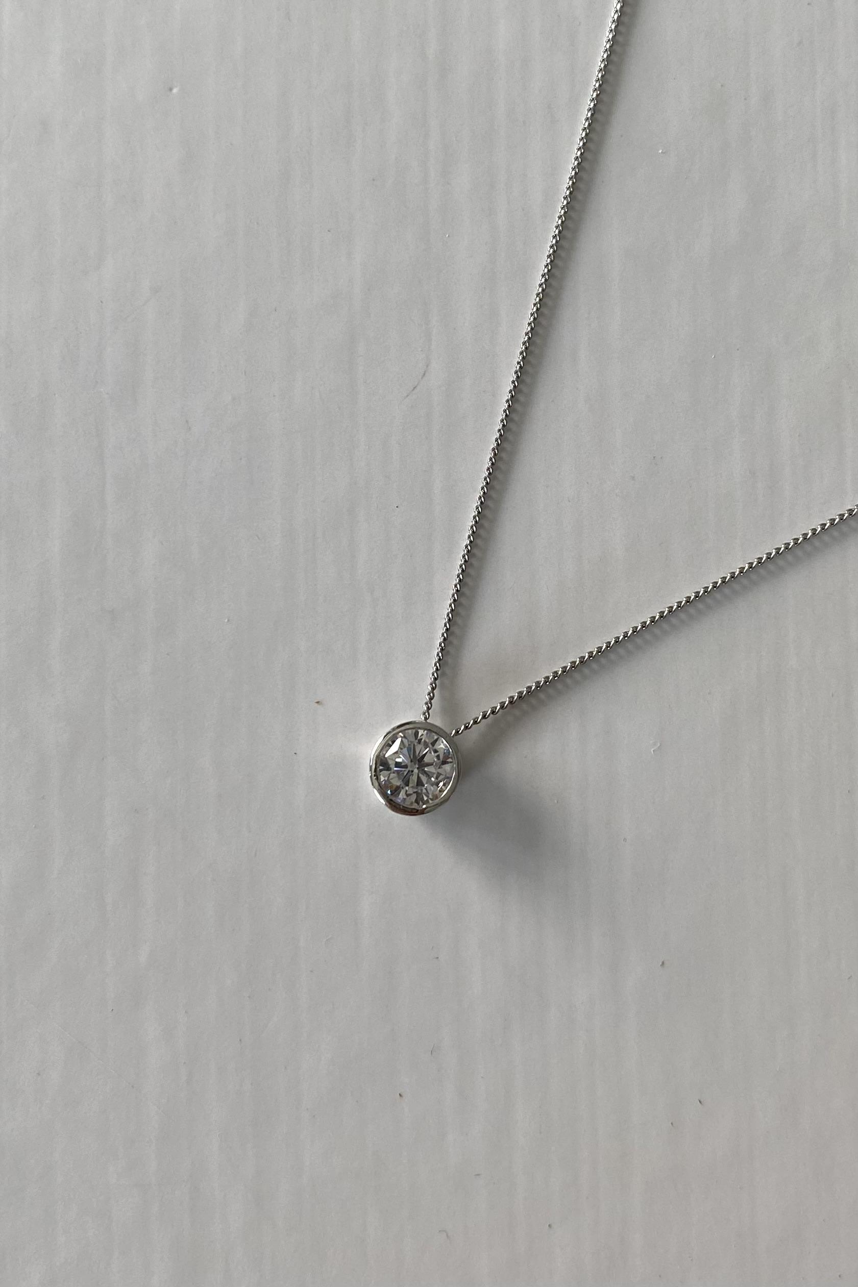 ÇERÇEVELİ NOKTA TAŞ KOLYE