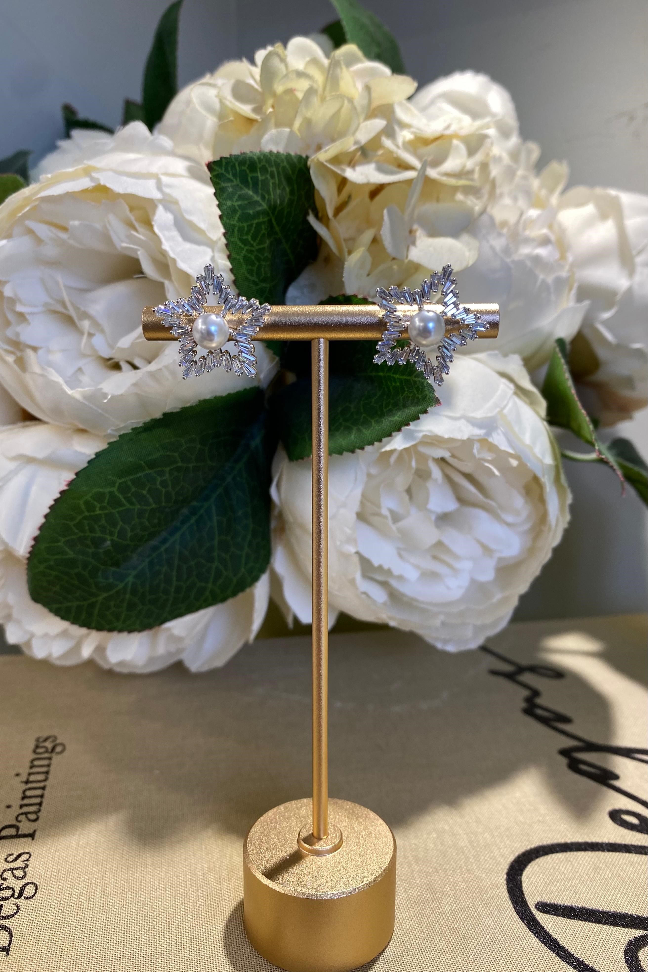 ORTASI TAŞ ÇERÇEVELİ YILDIZ KÜPE