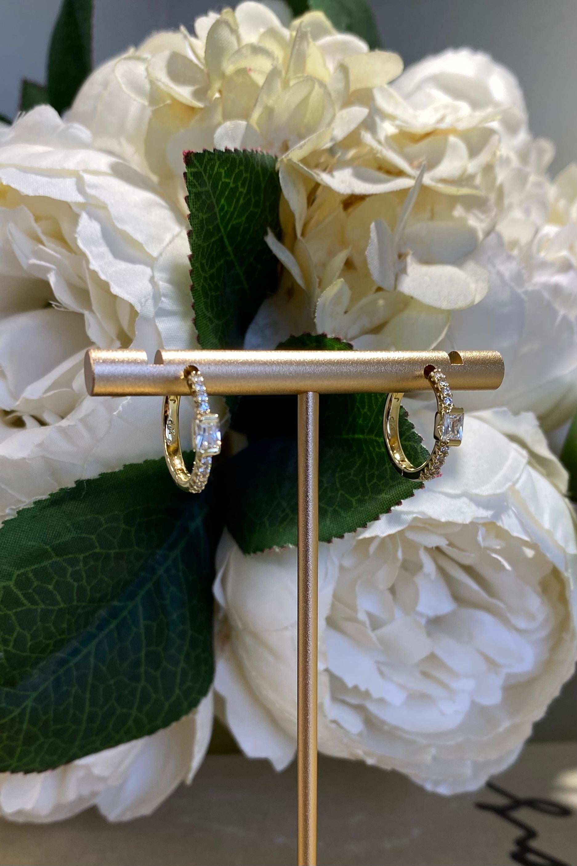 ORTASI DİKDÖRTGEN TAŞLI MİNİK HALKA KÜPE